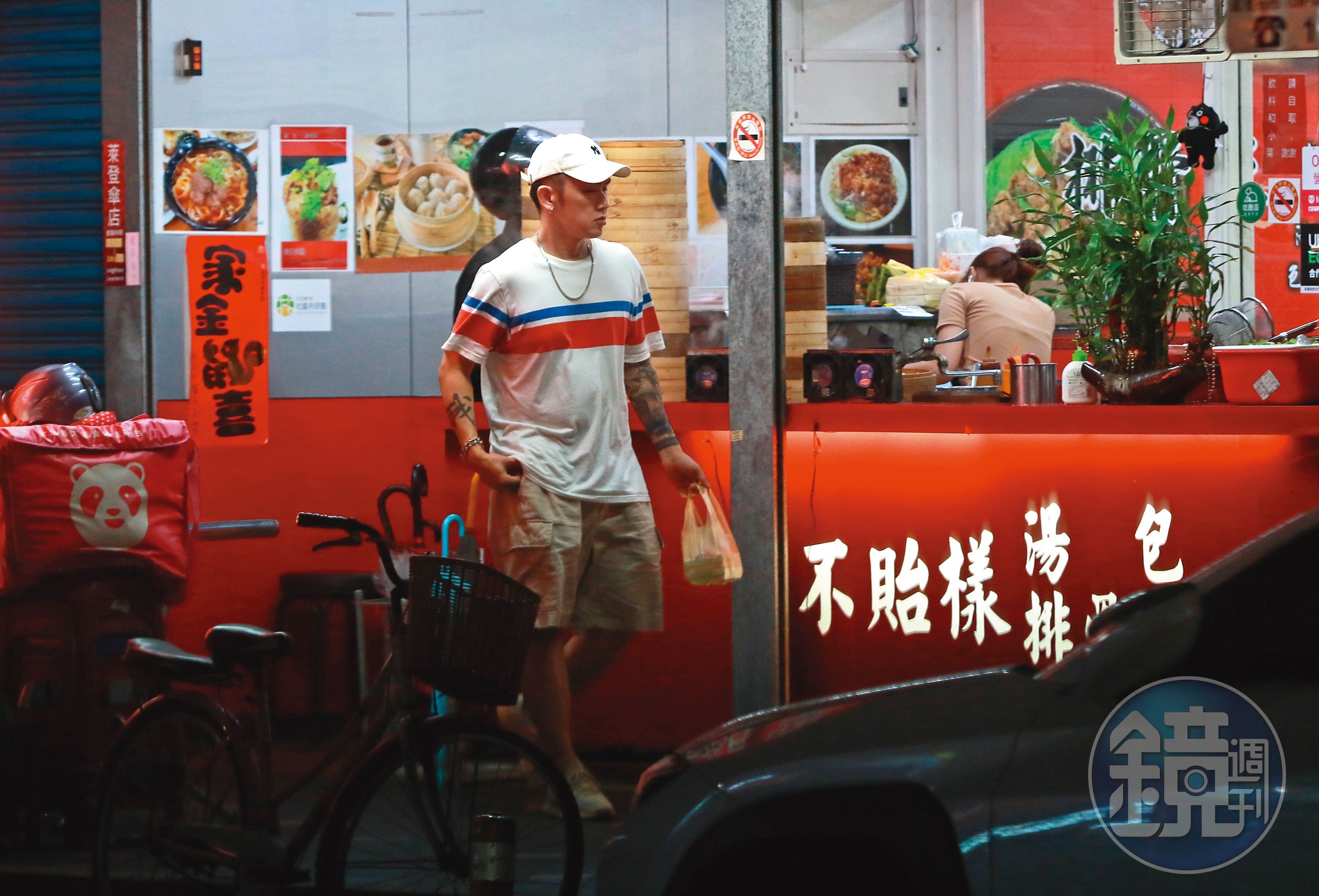 8/23 00:45，深夜時分，大隸出門買了兩盒湯包當宵夜，他也放何妤玟在家等待。