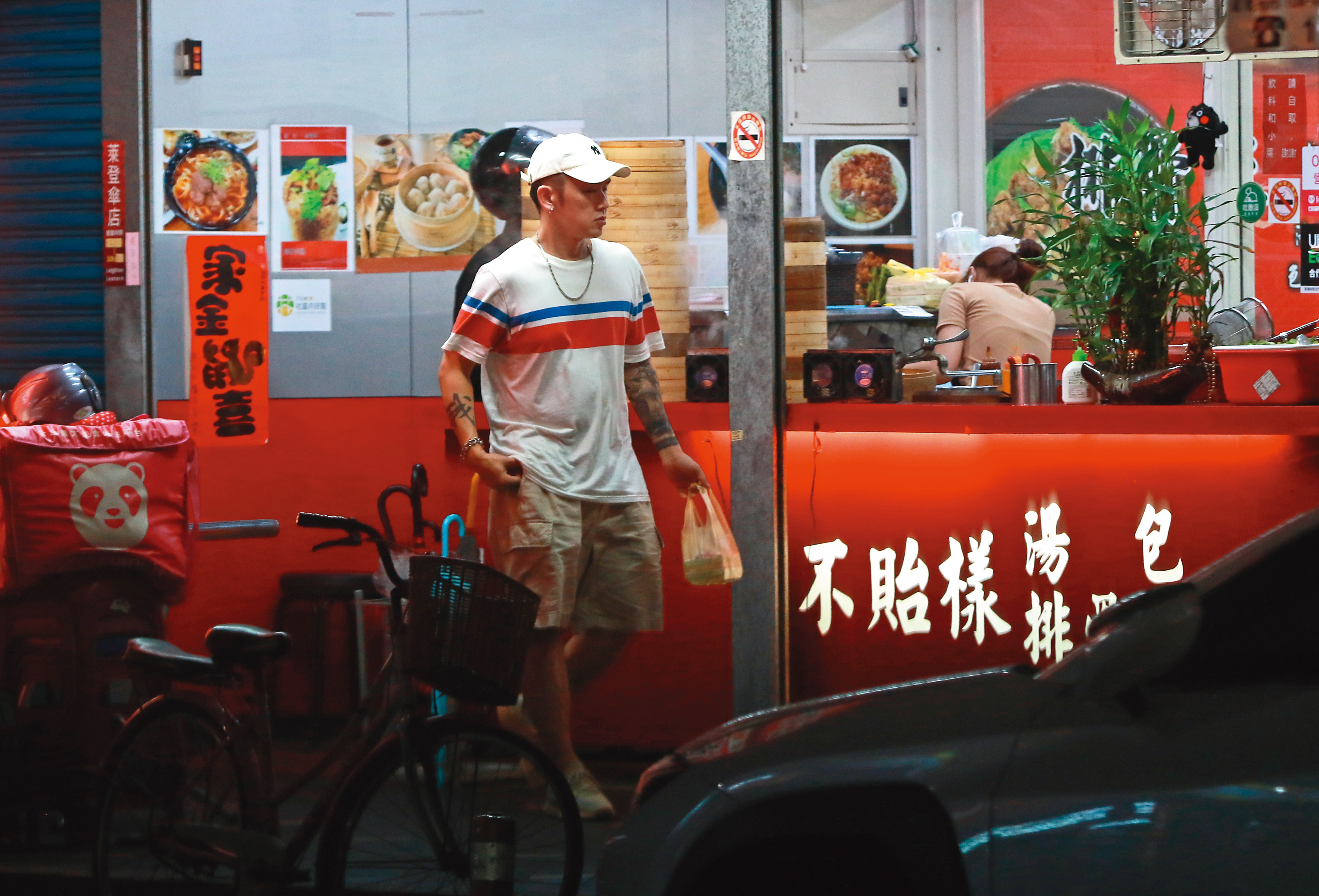 8/23 00:45，深夜時分，大隸出門買了兩盒湯包當宵夜，他也放何妤玟在家等待。