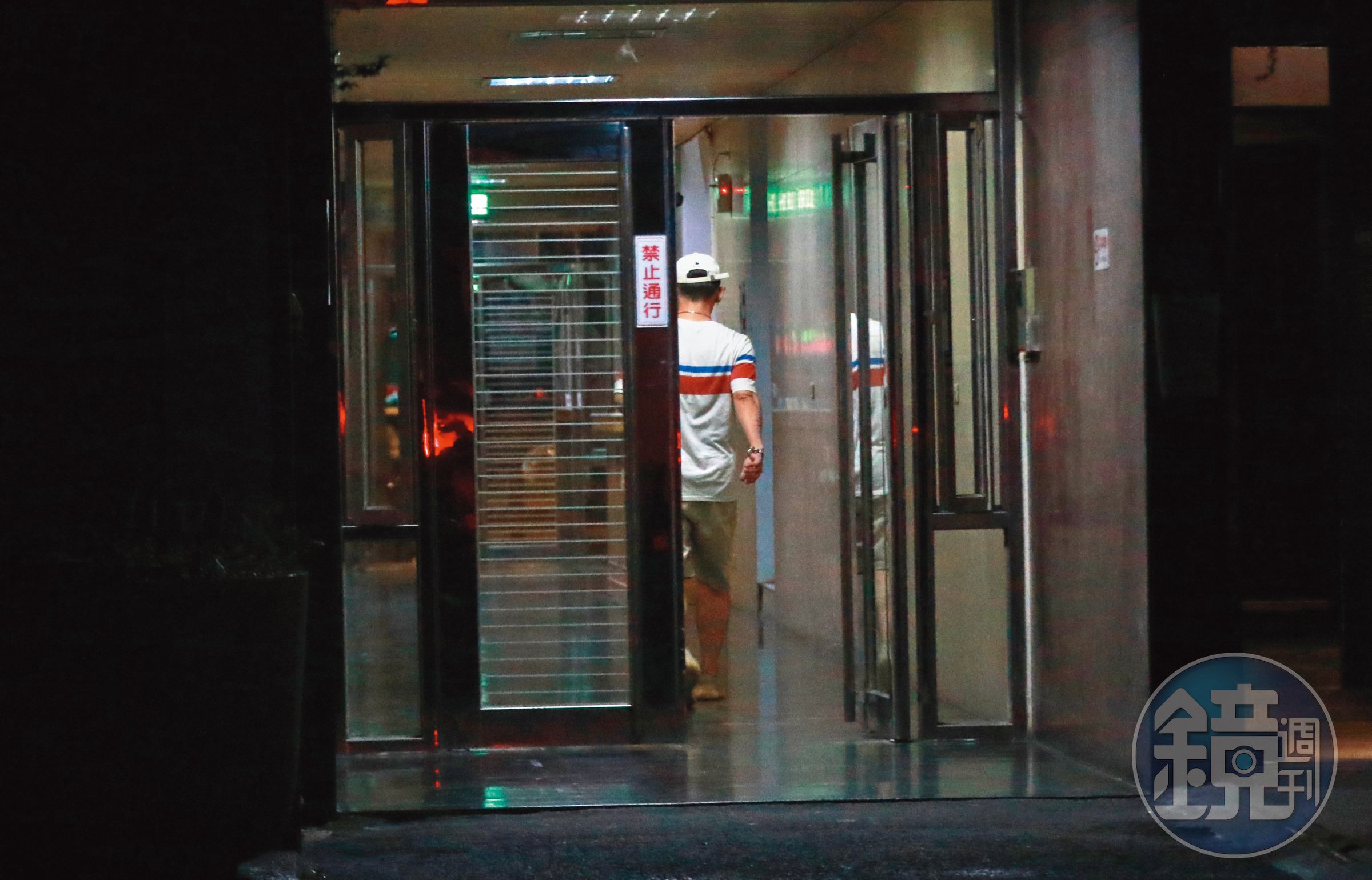 8/23 00:52，大隸走回家，在家與何妤玟約會，他較無家累，約起會來也比較輕鬆愉快。