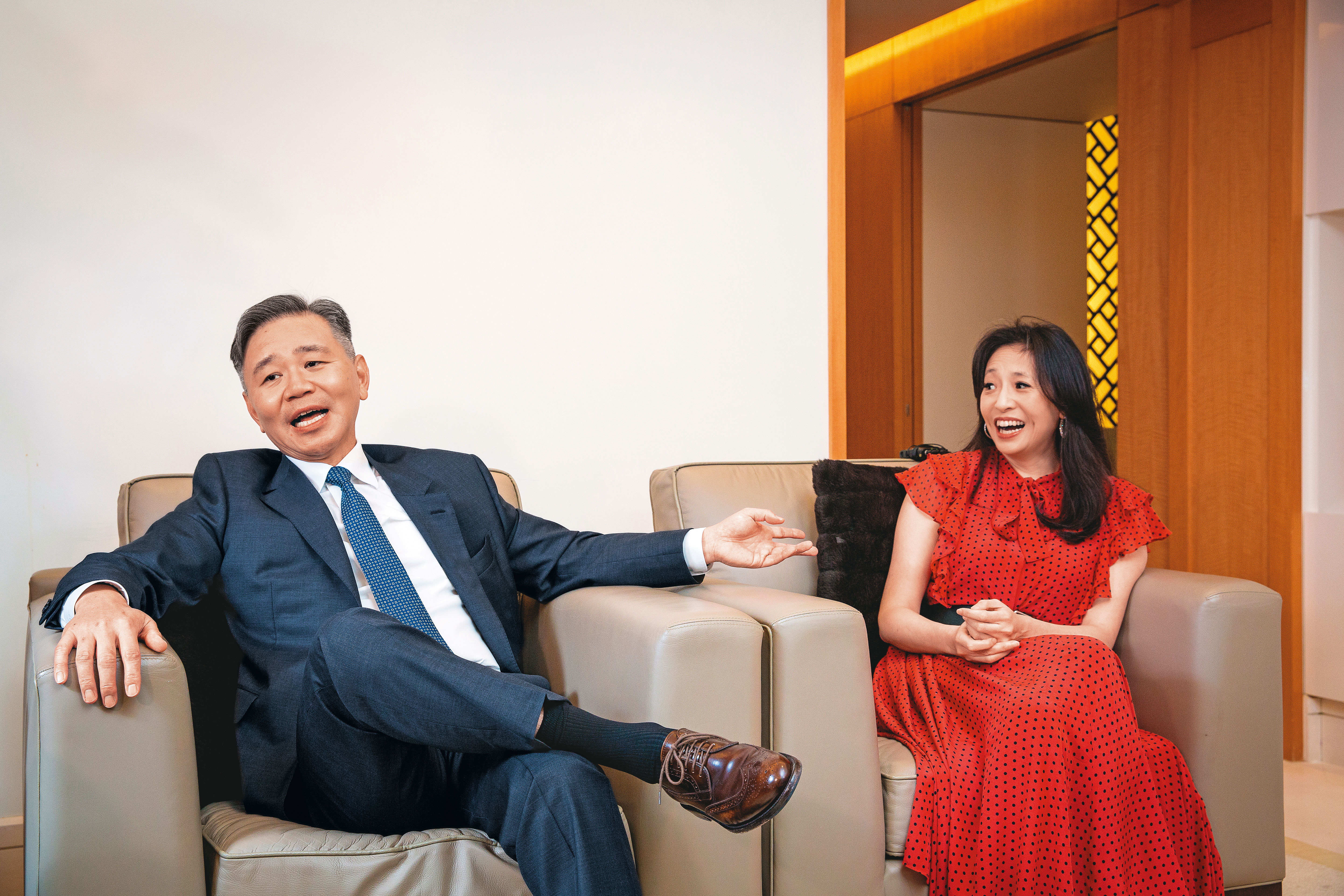 王文祥（左）與王范文華（右）鶼鰈情深，專訪過程互動甜蜜。