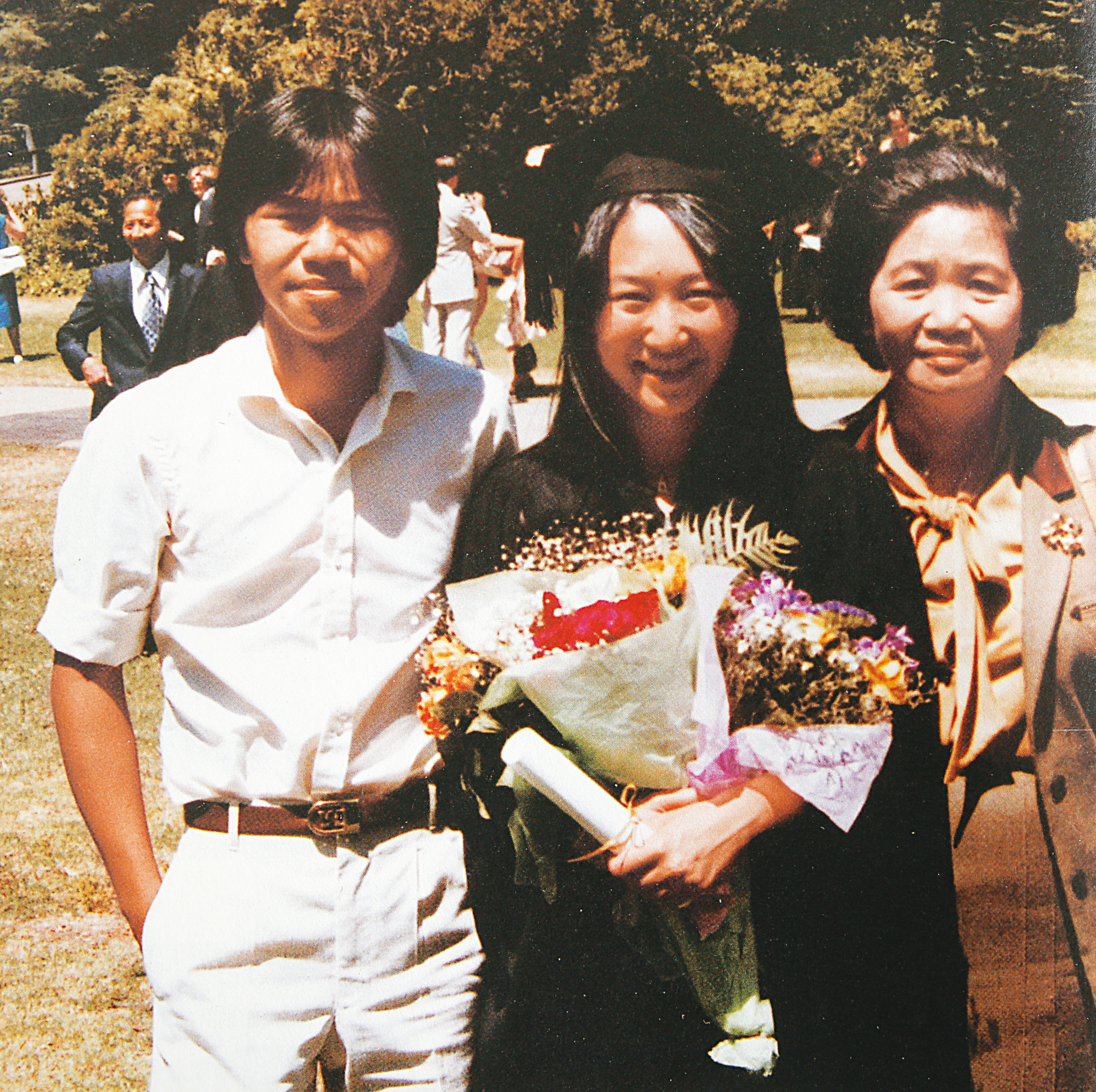 王文祥(左)9歲隨母親王楊嬌(右)定居美國,與三姊王雪紅(中)感情最親密。(王文祥提供)