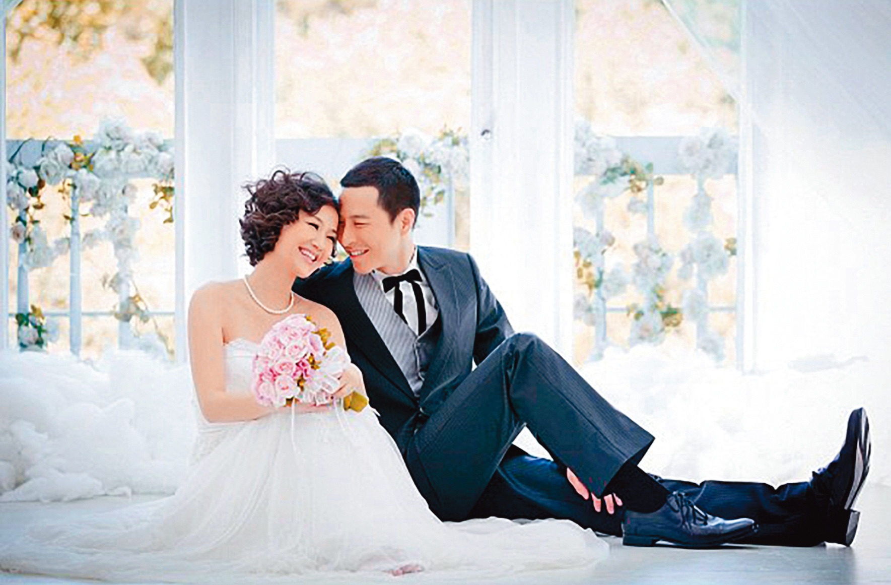 何妤玟與邵天成交往半年就閃婚，後來慢慢磨合八年，終於失去愛情，兩人決定和平離婚；之前他們性事已頗不協調，何妤玟還因此動了縮陰手術。（翻攝自何妤玟IG）