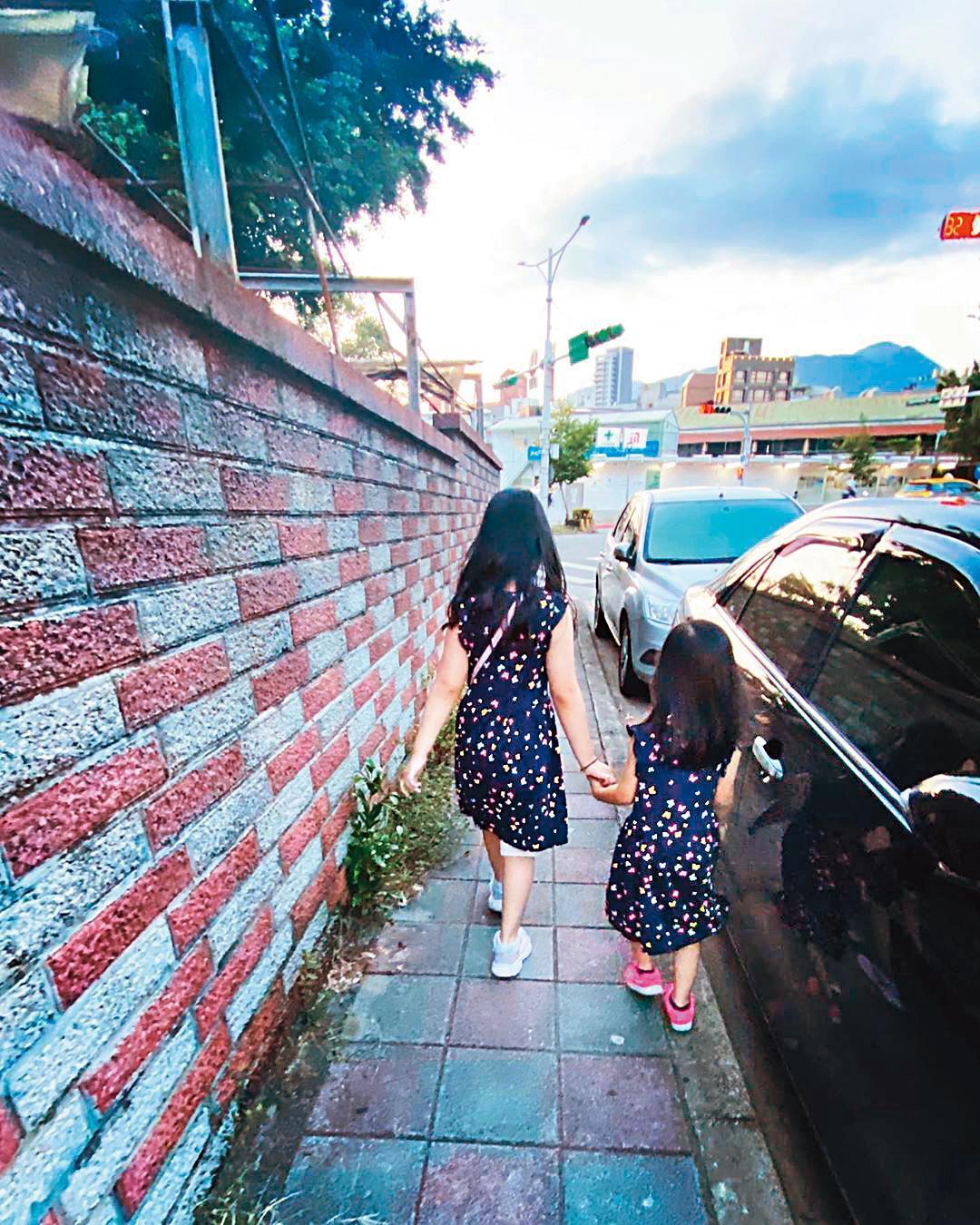 何妤玟被爆有公主病，但她大方回應兩個女兒才是公主，她是「皇后」。（翻攝自何妤玟IG）