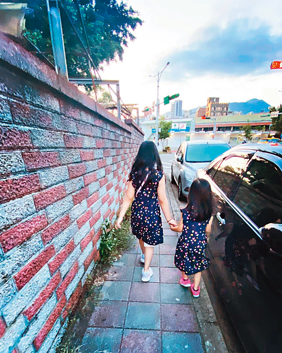 何妤玟被爆有公主病,但她大方回應兩個女兒才是公主,她是「皇后」。(翻攝自何妤玟IG)
