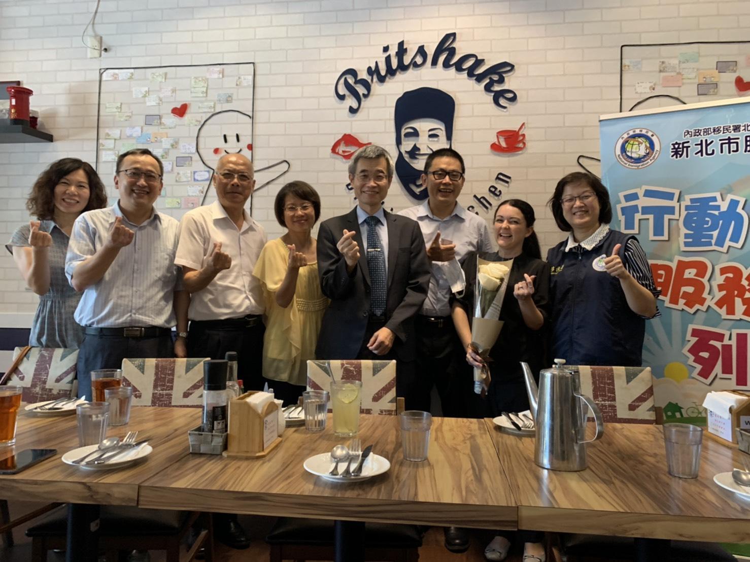 梁副署長（右四）帶領移民署北區大隊同仁來到「英國奶奶」餐廳，替主廚AMY加油打氣。