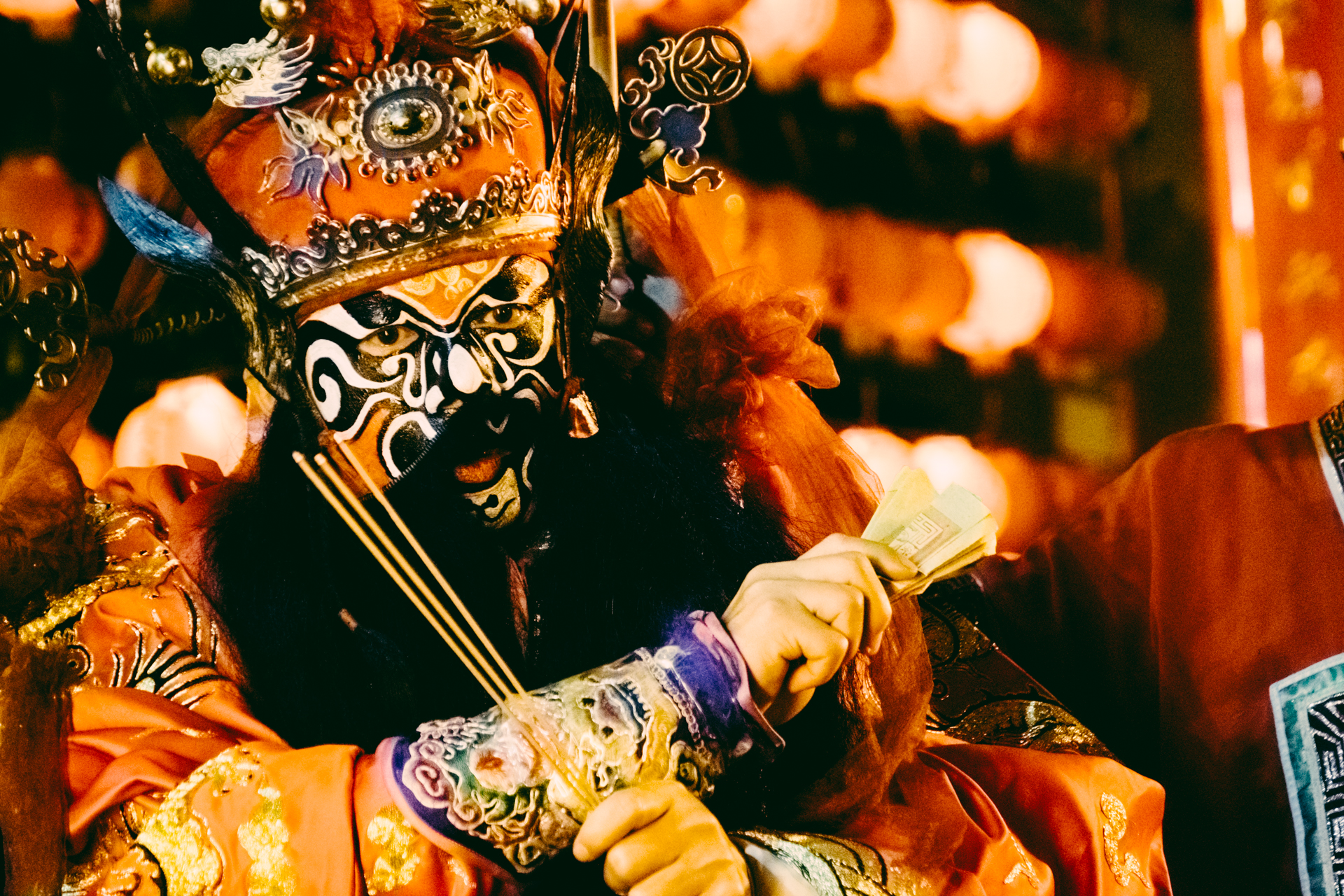 在《馗降：粽邪2》，李康生是自己跳鍾馗，當他化上妝穿上官服的時候，絕不能應聲，也絕不能回頭。（華影國際提供）