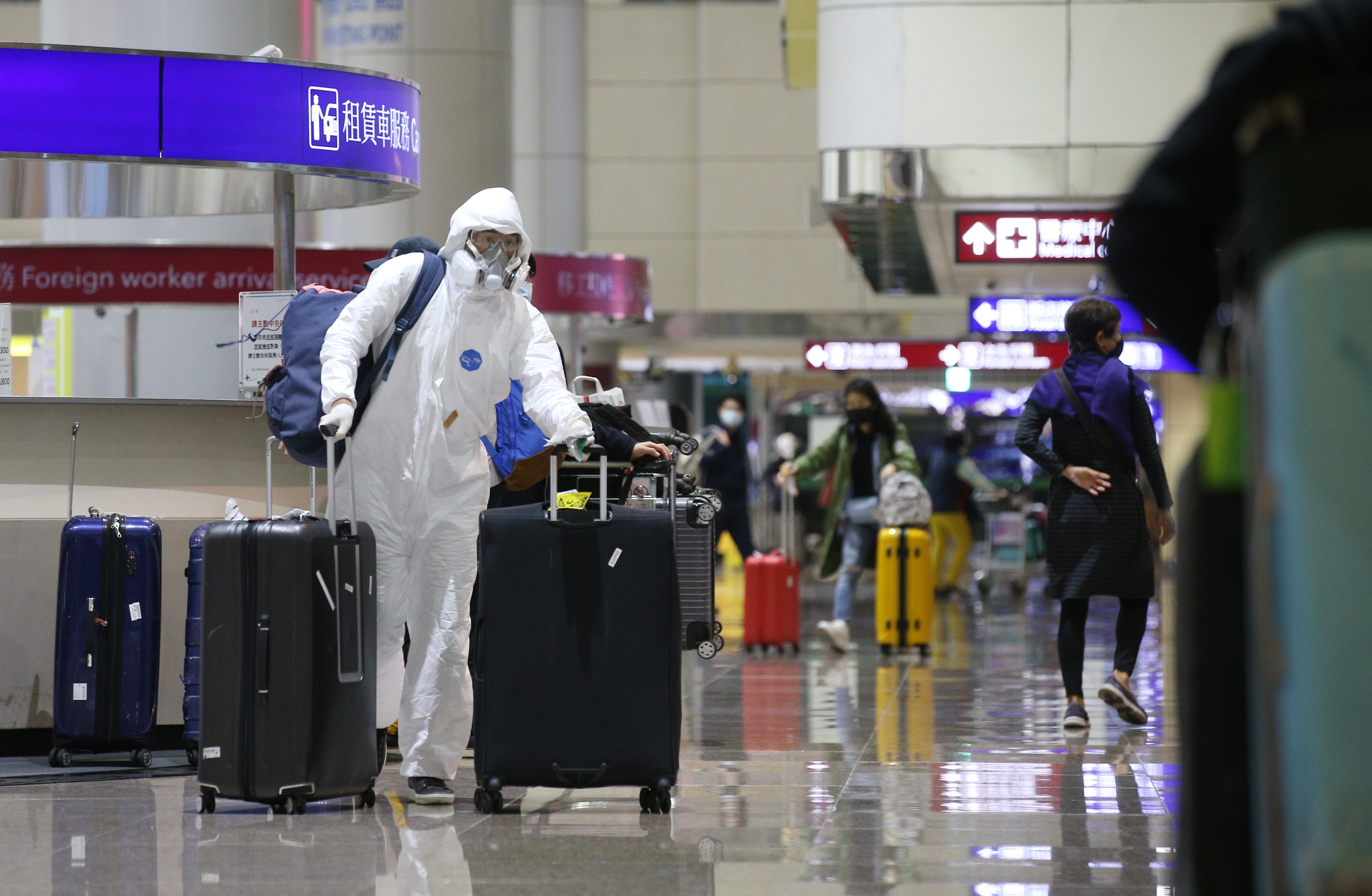 德國入境普篩2週就造成醫療量能亮紅燈而急喊卡，政策急轉彎也被粉專拿來諷刺不斷強調應普篩的專家們；示意圖。