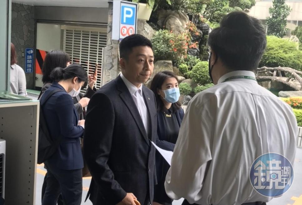 張榮發3子張國政的連襟謝國獻(中)涉嫌指使嫌犯恐嚇長榮國際董事長柯麗卿。(讀者提供)