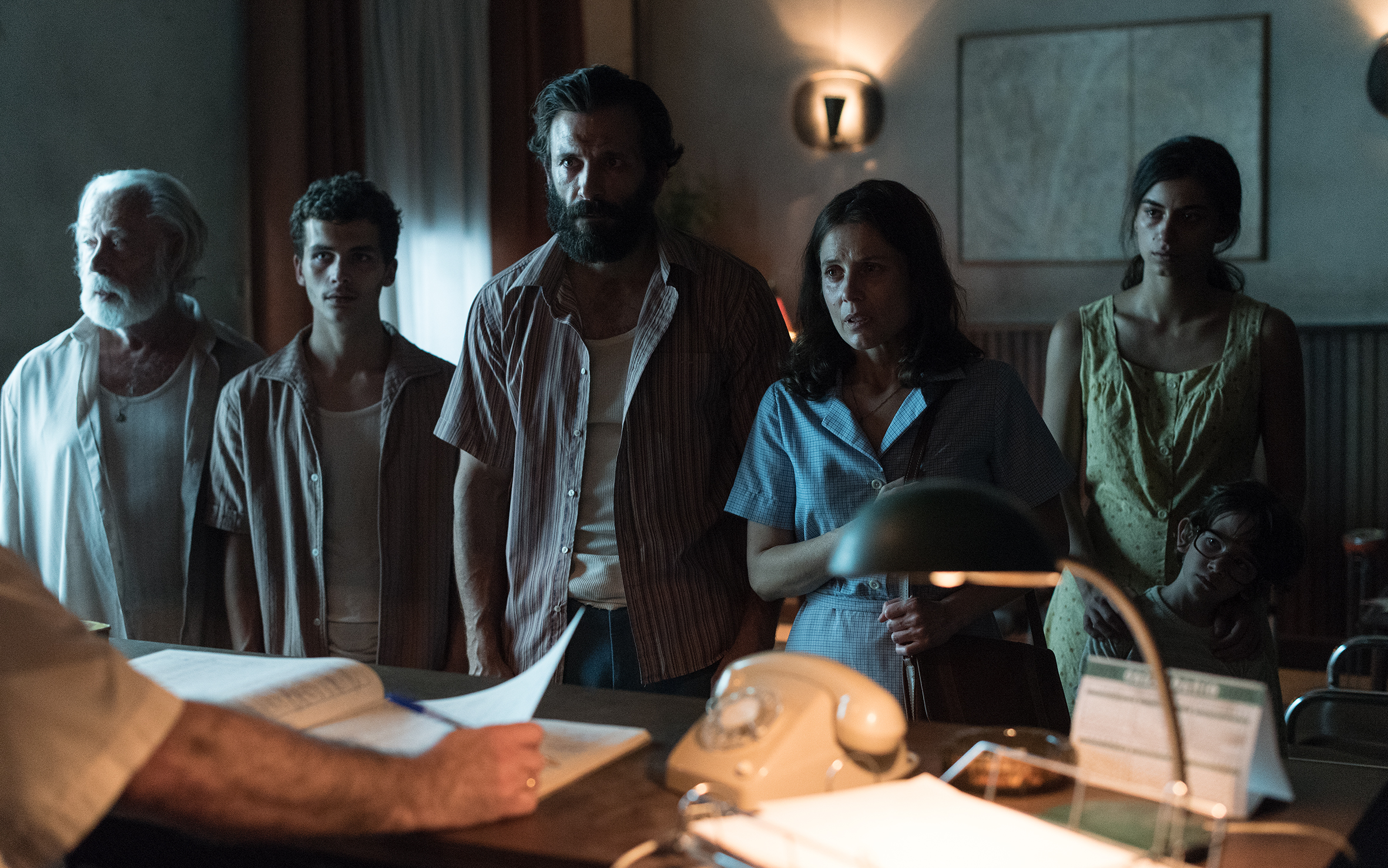 電影故事敘述一家老小入住馬拉薩尼亞的一間公寓，卻發生可怕至極的遭遇。（車庫娛樂）