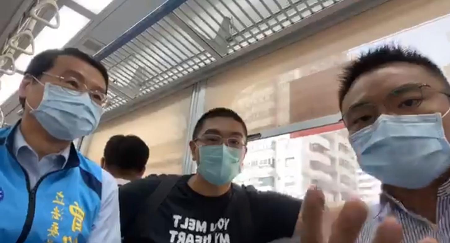 謝國樑今(25)日邀請立委曾銘宗、洪孟楷實地探查目前台鐵營運的現況,開直播與關心的民眾報告狀況。(翻攝自謝國樑臉書)