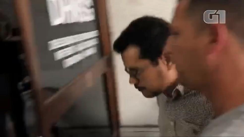2人38歲的親生兒子,弗拉維奧被押送警局時的畫面。(翻攝《G1新聞台》)