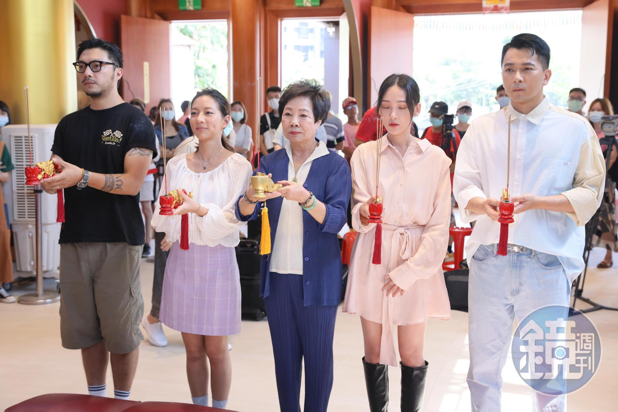 包括導演簡學彬（左起）、陳妤、前立委曾蔡美佐、林映唯、肆一一起上香，為電影祈福。
