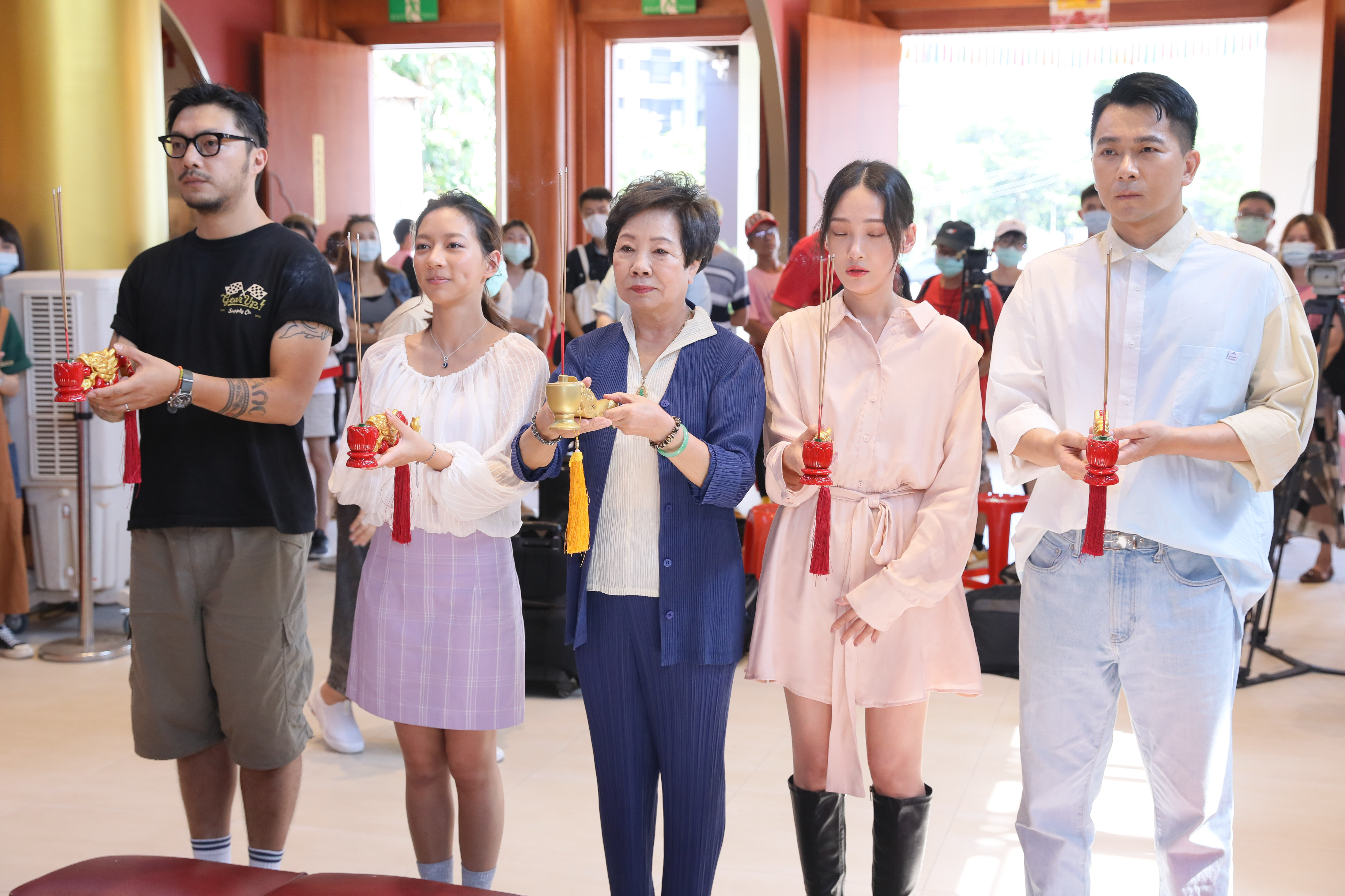 包括導演簡學彬（左起）、陳妤、前立委曾蔡美佐、林映唯、肆一一起上香，為電影祈福。
