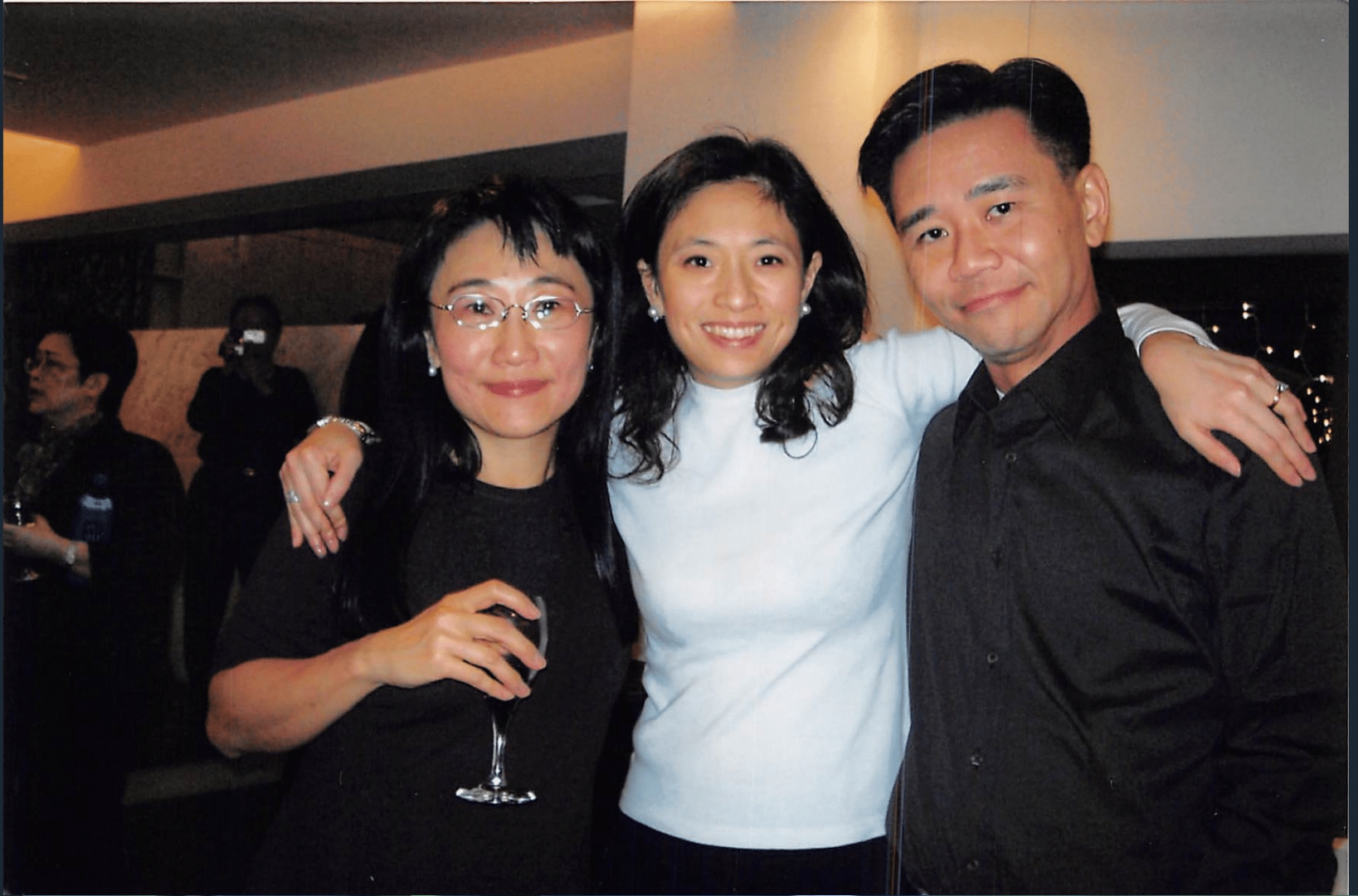 王文祥（右）與三姊王雪紅（左）姊弟情深，圖中為王文祥妻子王范文華。（王文祥提供）