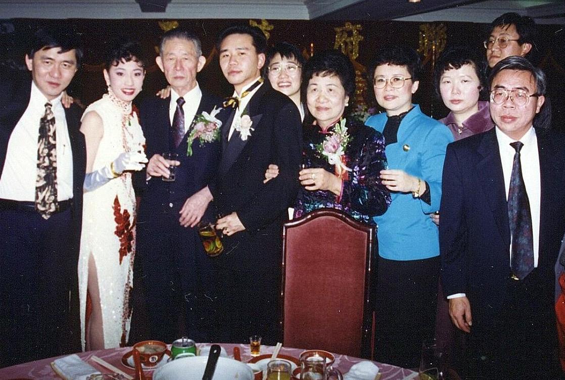 王永慶(左三)攜子赴美打拚,王文祥感謝父親當時訓練栽培他。(王文祥提供)