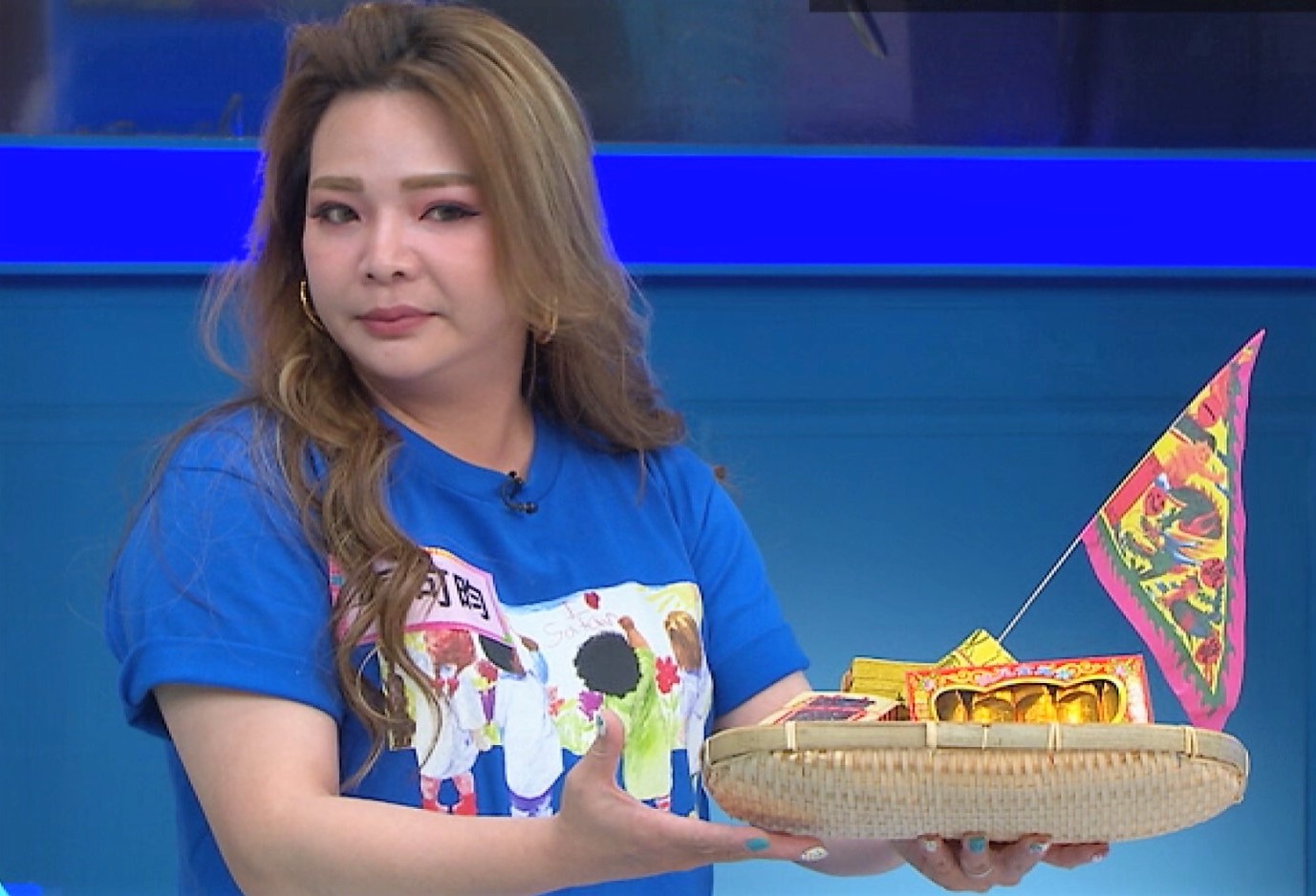 小甜甜自曝小時候常偷吃供桌上的零食。（民視提供）