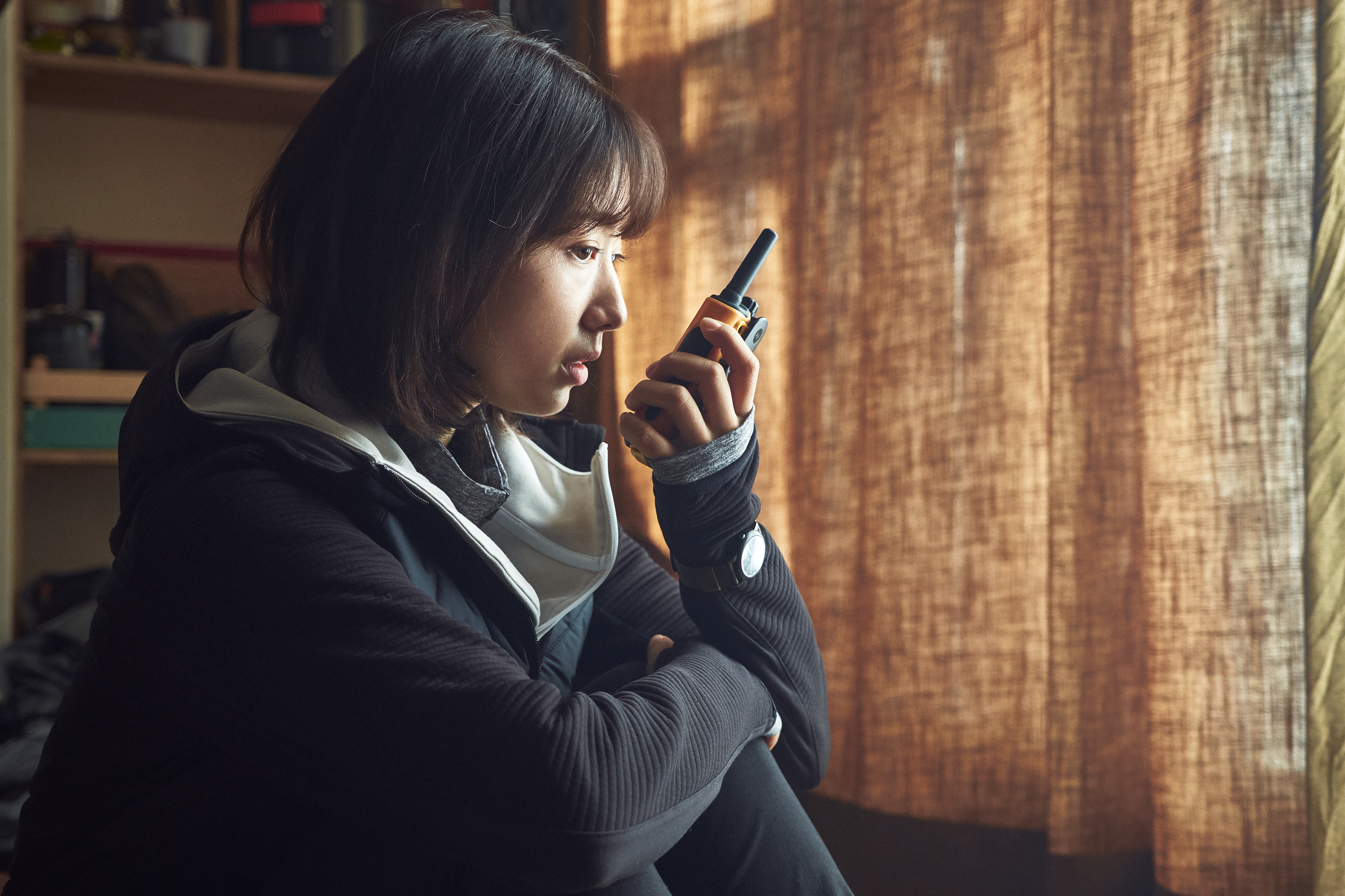 朴信惠在《#ALIVE》與劉亞仁利用對講機通話，互相打氣。（Netflix提供）