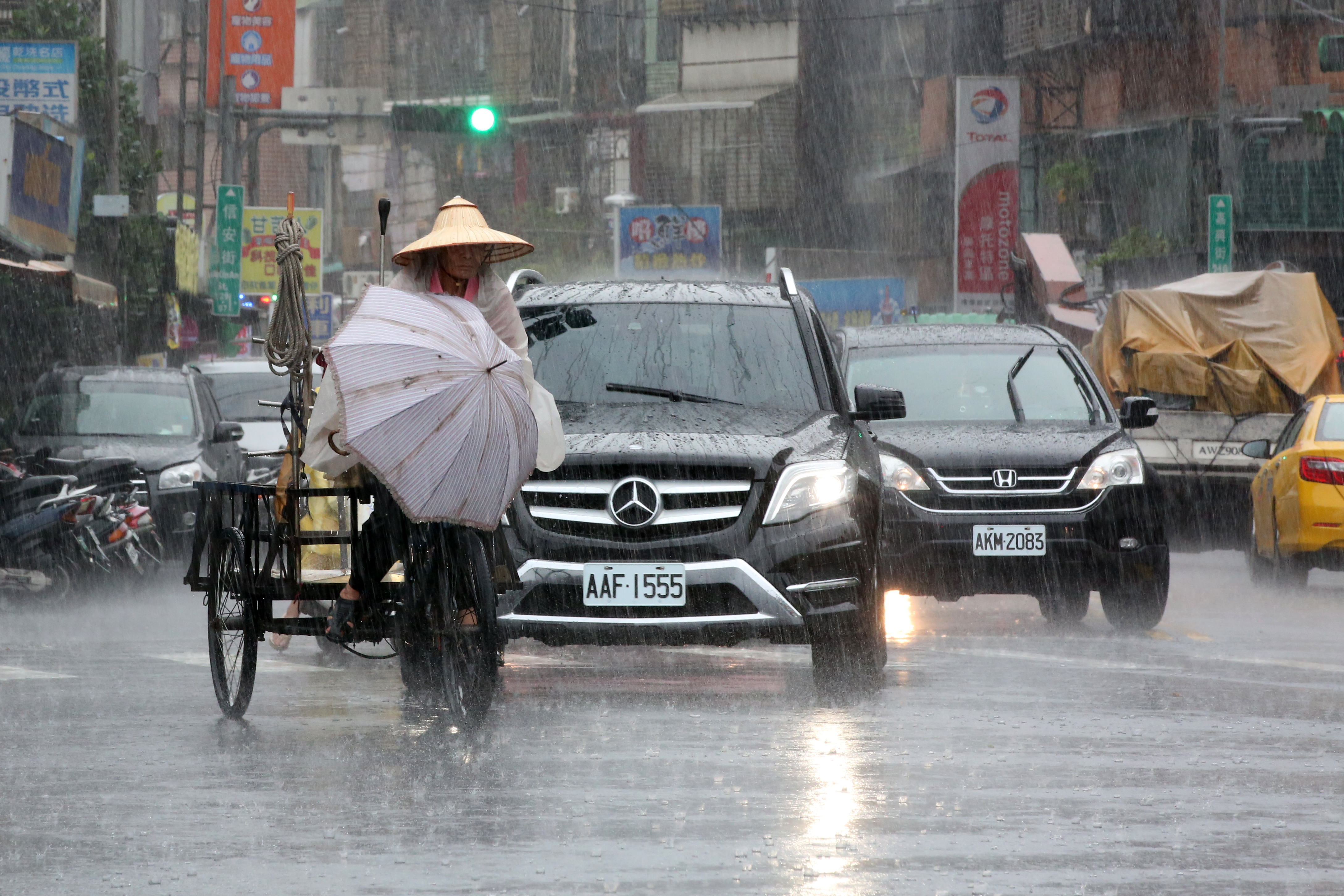 氣象局發布「豪雨特報」，中南部地區慎防淹水。圖為資料照。