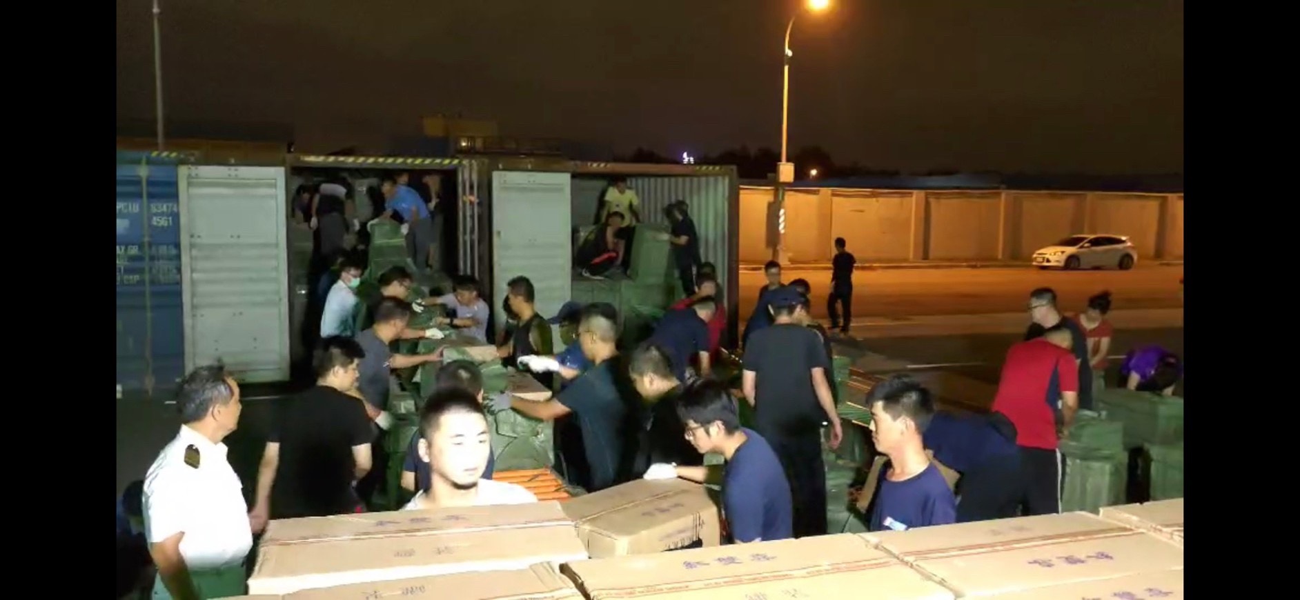 海巡署在台中港對一艘外籍貨輪進行安檢，查獲史上最大量走私香菸。（海巡署提供）