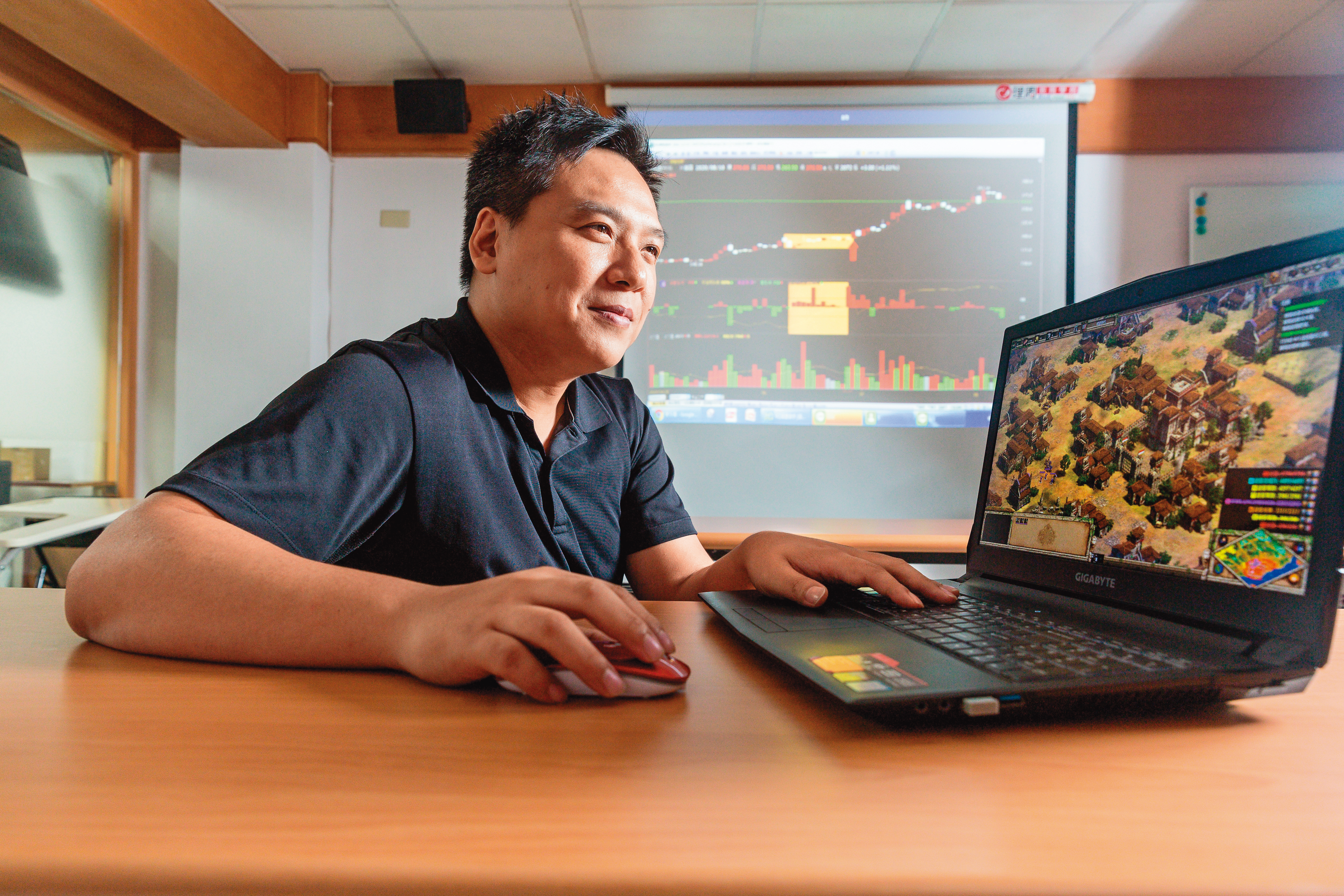 全職投資人黃毅夫，每天看完盤最大的消遣就是玩遊戲，他特別鍾愛即時戰略類型。