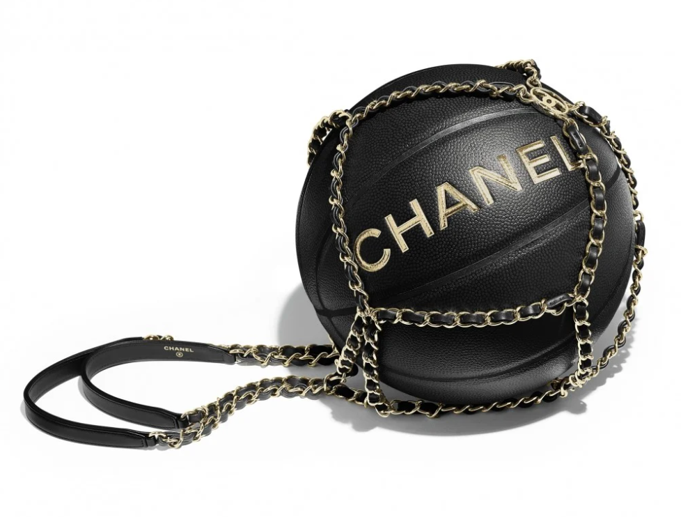 CHANEL去年推出經典銀鍊與金鍊的籃球，售價NT$73,100，是許多人心中的夢幻籃球。（CHANEL提供）