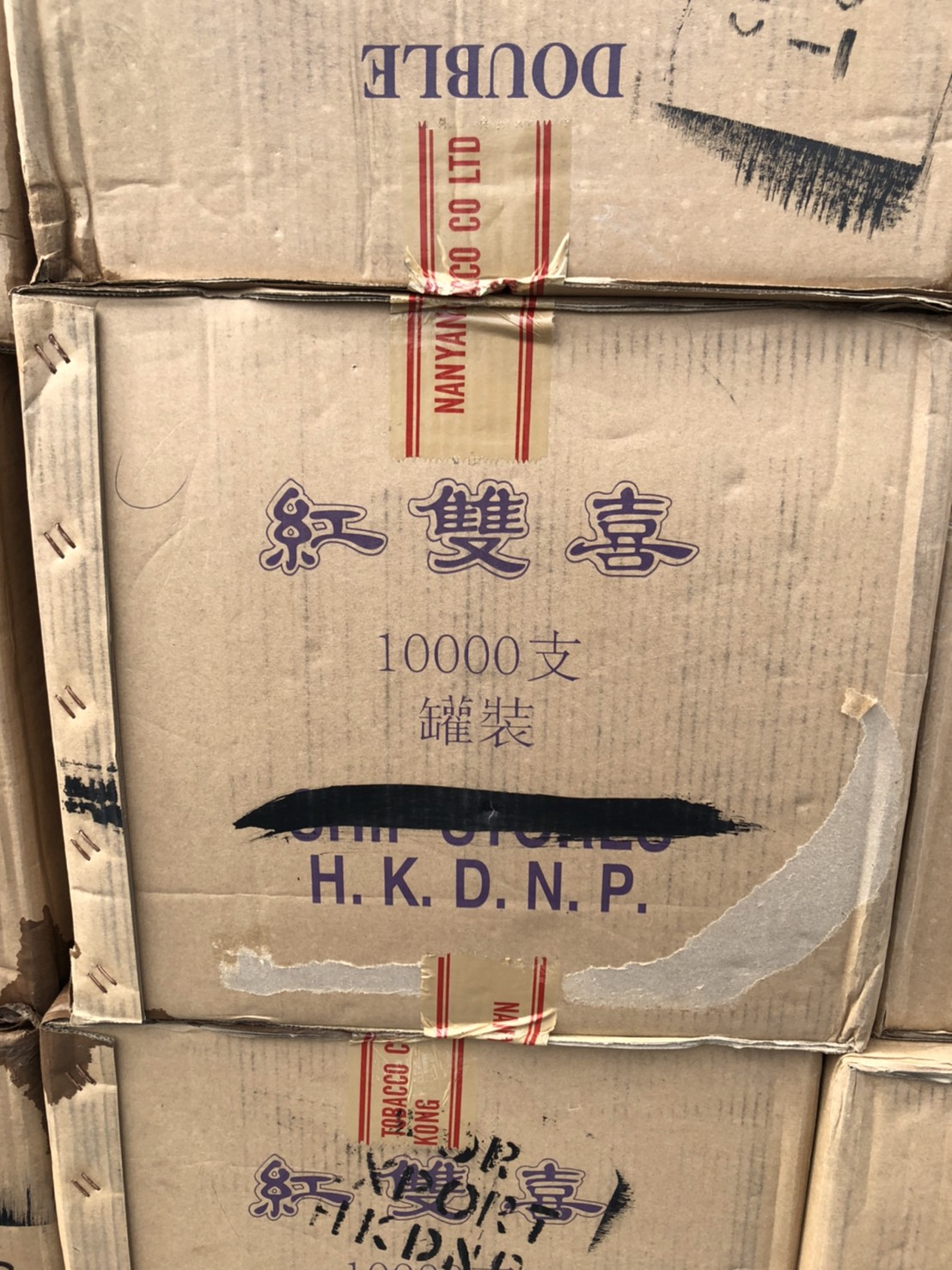 海巡署各式走私的中國香菸。(翻攝畫面)