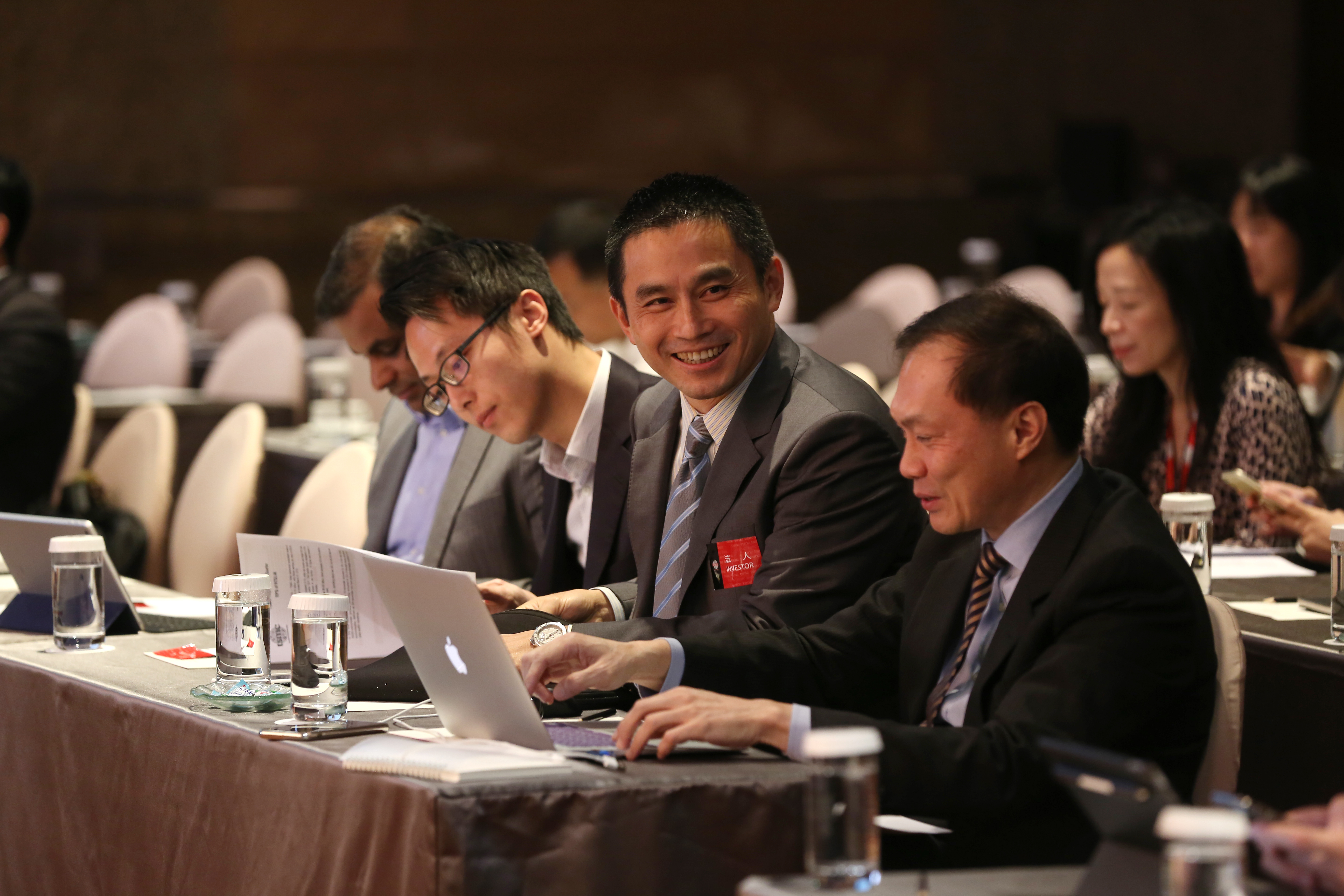 黃毅夫喜歡搭投信法人順風車買股票，但他不看投信買超的絕對張數，而是看投本比。