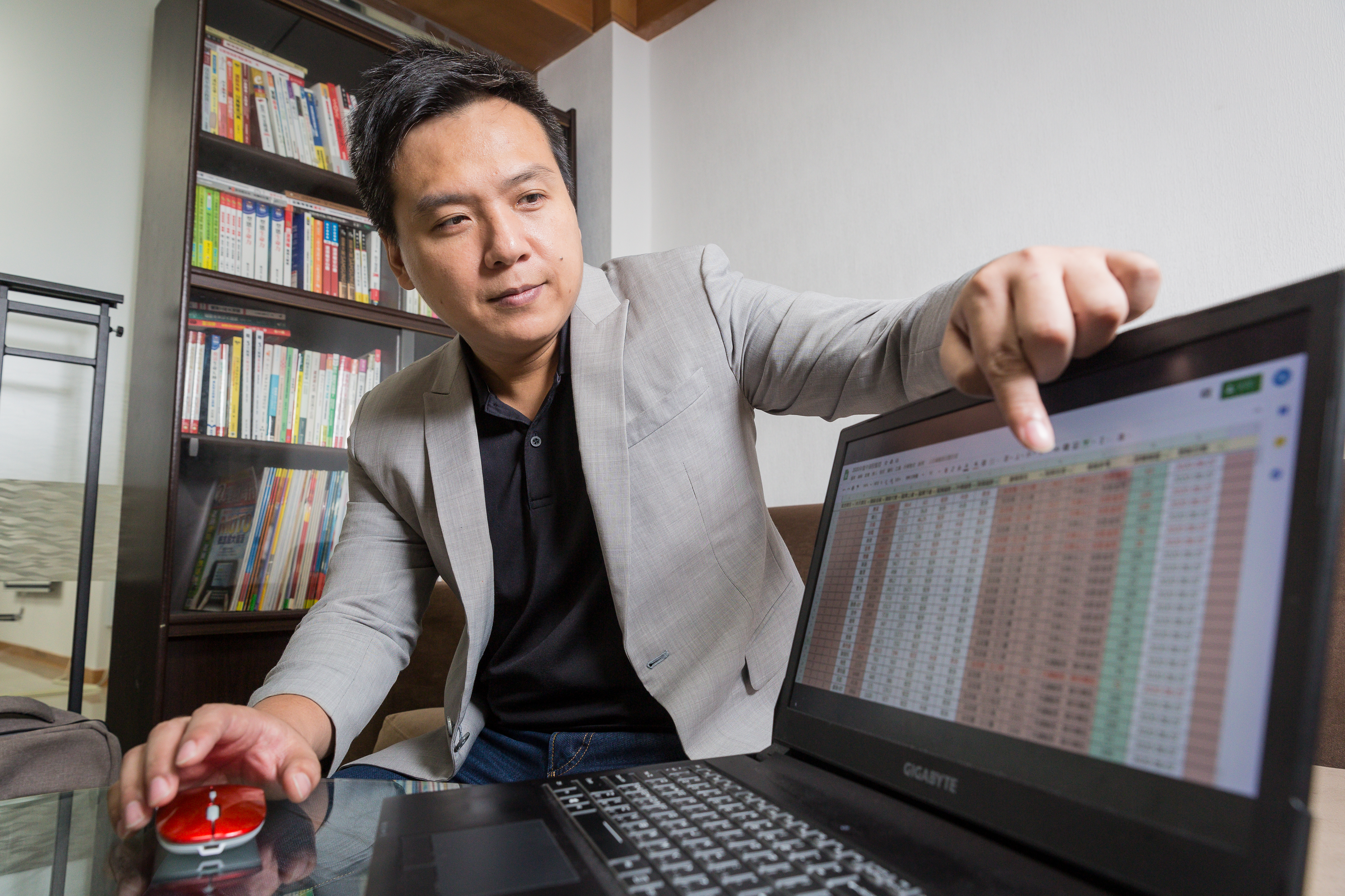 黃毅夫認為，每個投資人都要打造一座自己的選股池。