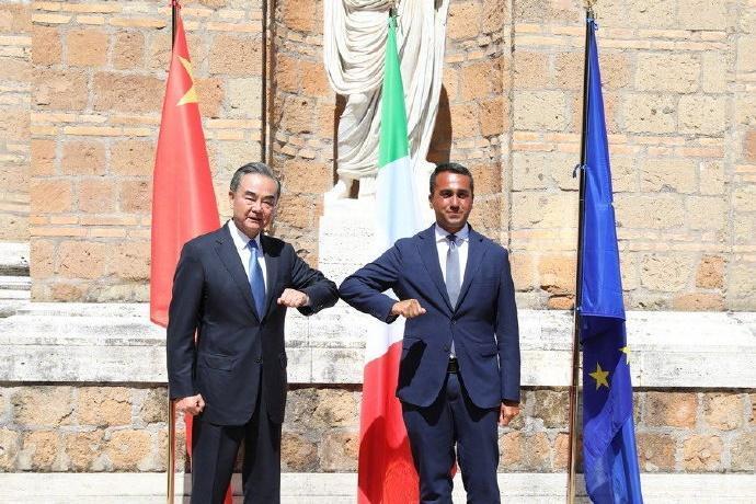 中國外交部長王毅出訪歐洲,拜會義大利外交部長迪馬尤。(翻攝自中國外交小靈通微博)