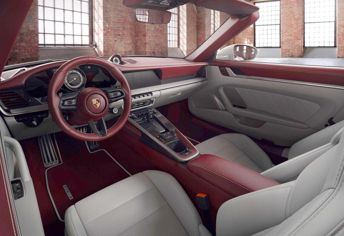保時捷個人化訂製Porsche Exclusive Manufaktur推出911專屬全新雙色皮革內裝。