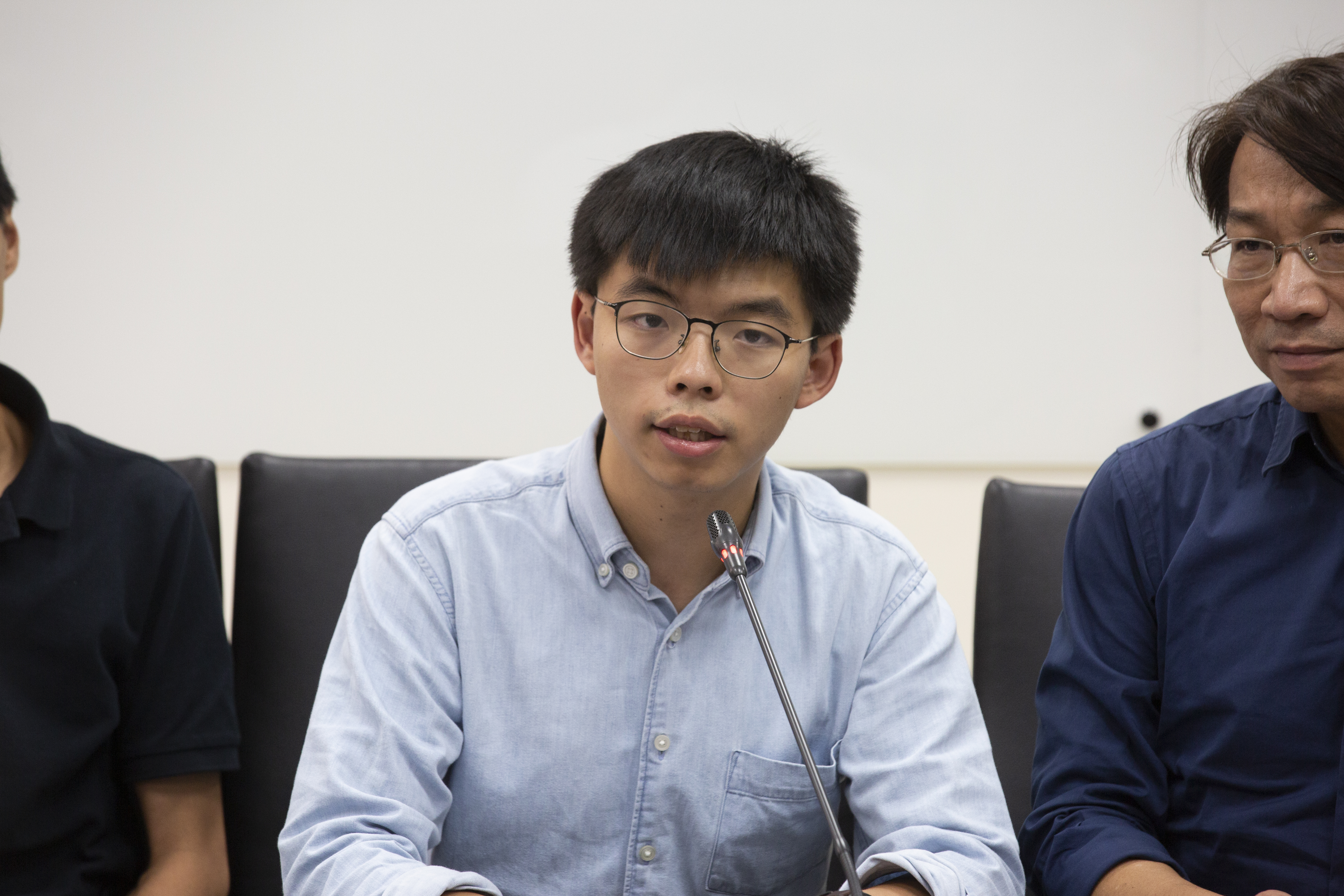 香港商務及經濟發展局長邱騰華則要求將原產地標籤改為「中國香港」，黃之鋒嘲諷「有何問題」。