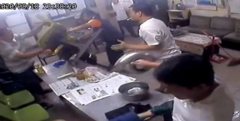 3名男子闖入北市中興巴士天母站總站，拿鍋蓋狂K司機30多下。（翻攝畫面）