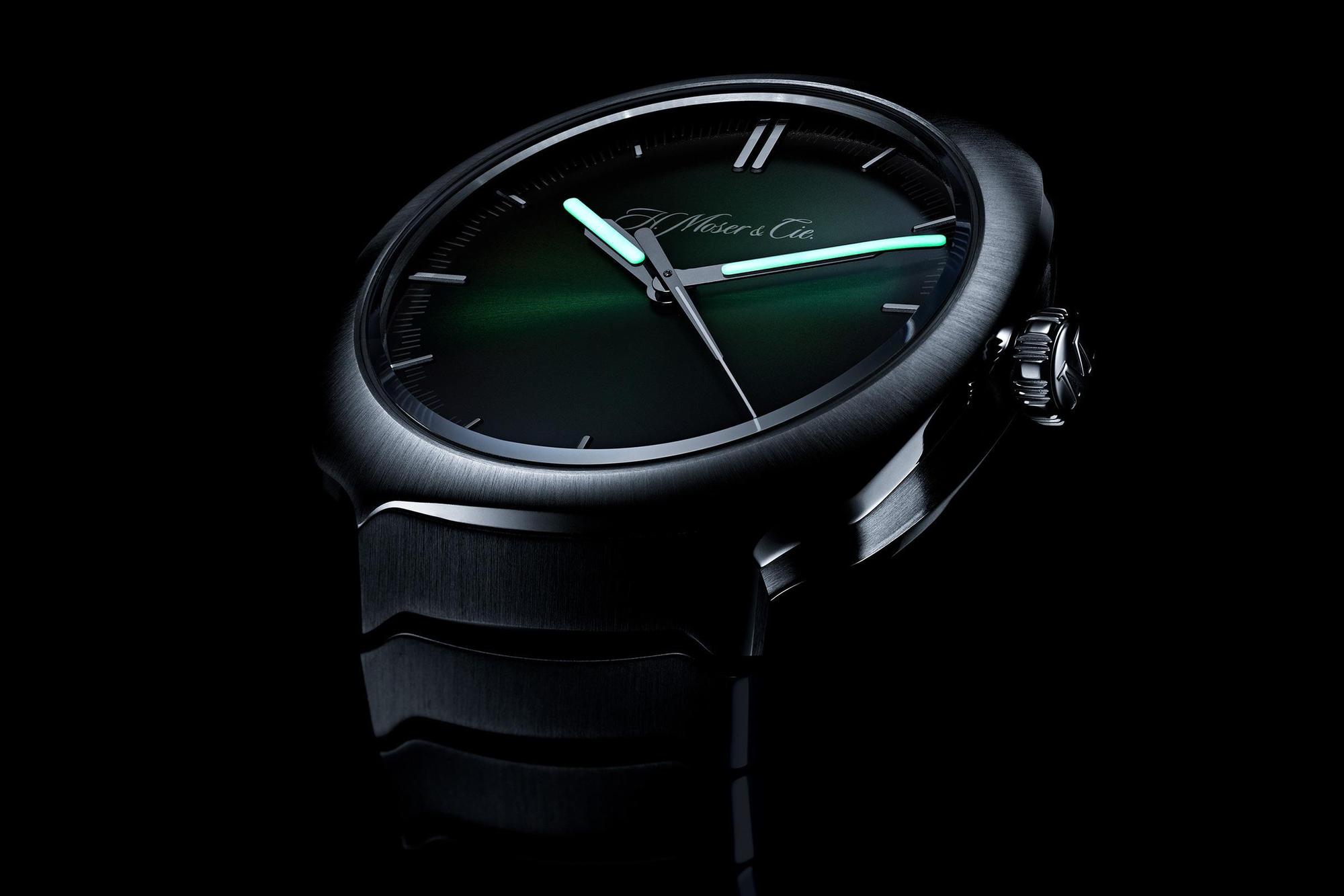 D立體指針由兩個部分組成,並嵌入含有Super-LumiNova®夜光物料的創新陶瓷基底材質Globolight®,而分針則呈曲線外型。