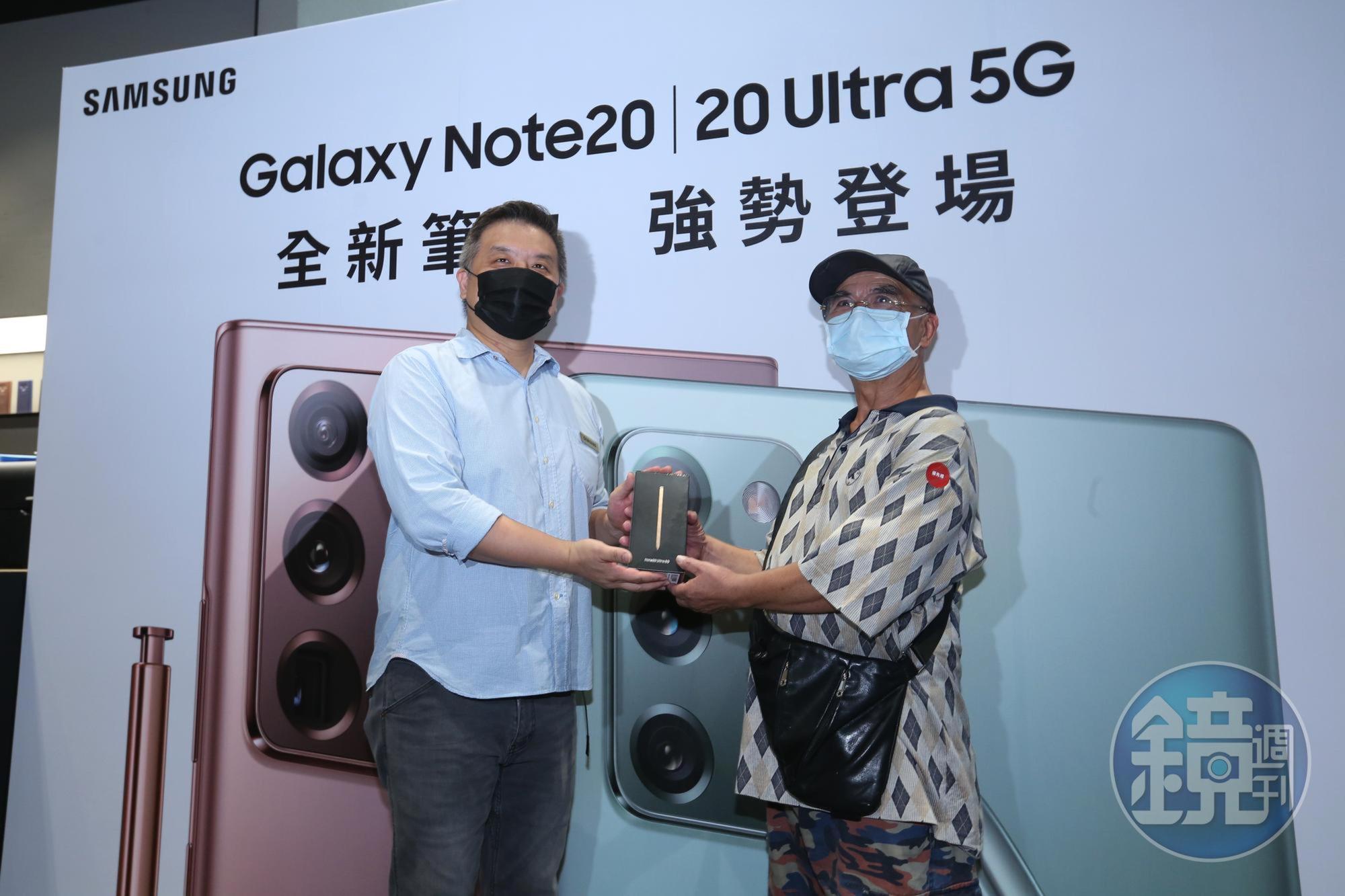 旗艦機Galaxy Note 20系列首賣會上，排第一個搶得頭香的林先生。