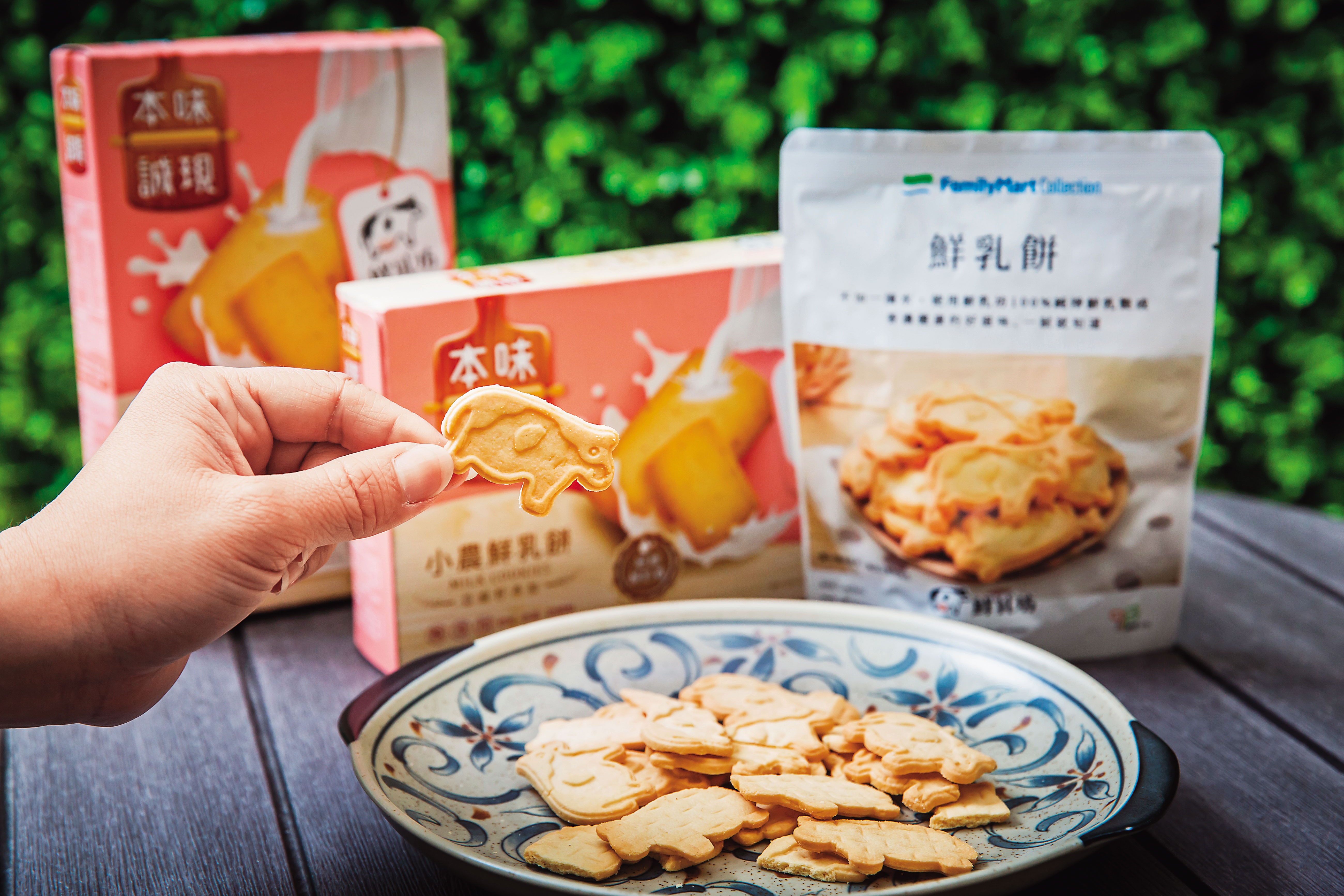 除販售鮮奶，鮮乳坊也和全家等廠商聯名推出鮮乳餅。