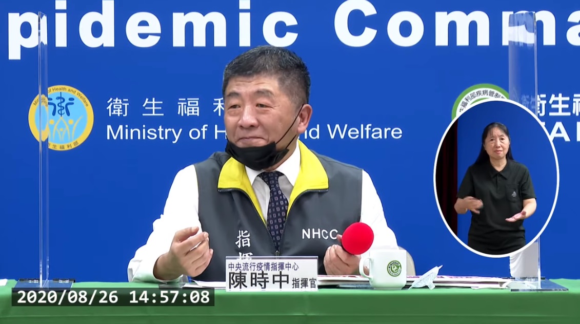 陳時中分享常常口罩戴下巴找不到，反被媒體笑虧「初老」。（翻攝自衛生福利部疾病管制署YT頻道）