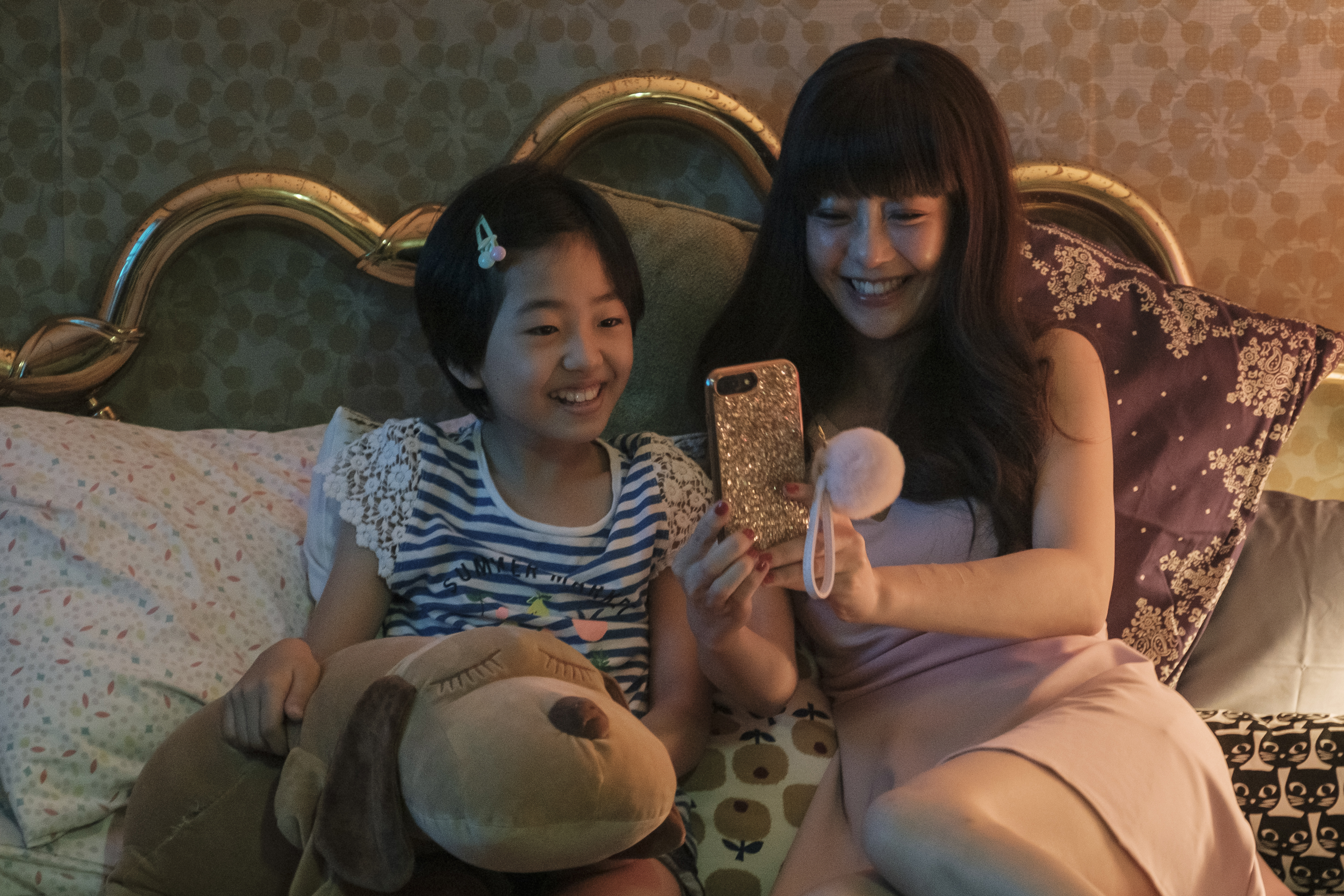 謝欣穎（右）與白小櫻以《住戶公約第一條》獲第55屆金鐘獎提名。（鏡文學提供）