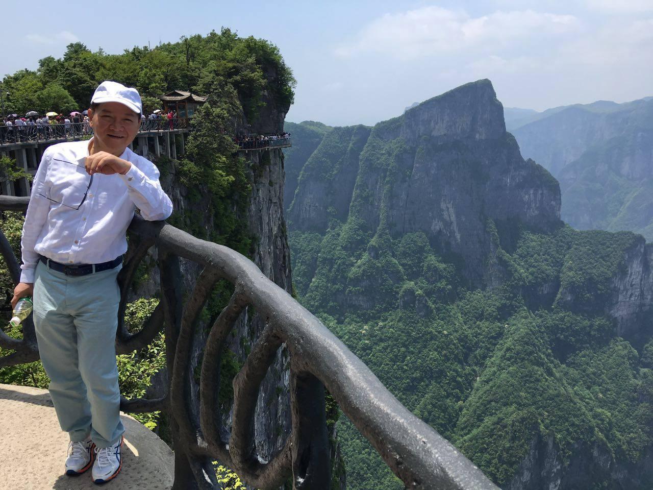 空閒時,葉啟田常與朋友爬山。(翻攝自臉書)