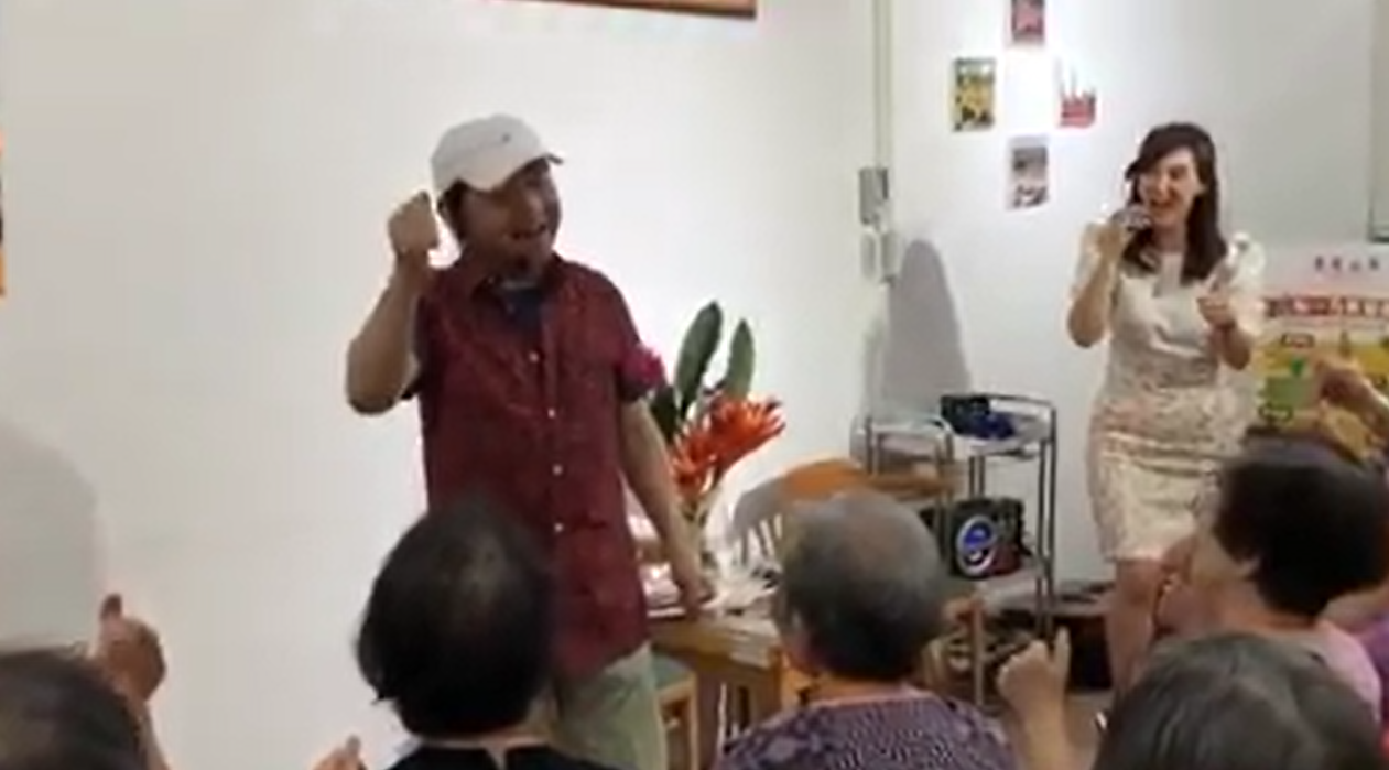 葉啟田受邀到社區和長輩唱歌跳舞，當天他精神煥發對台下喊話。（翻攝自臉書）