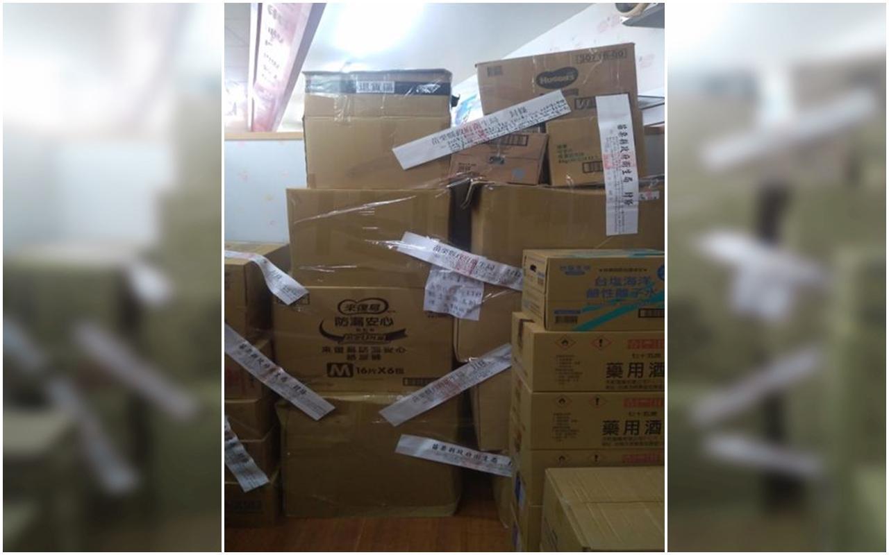 苗栗縣衛生局於合康連鎖藥局竹南分店查獲2萬8,774片違規醫療口罩，現場立即查封。（翻攝自苗栗縣政府衛生局）