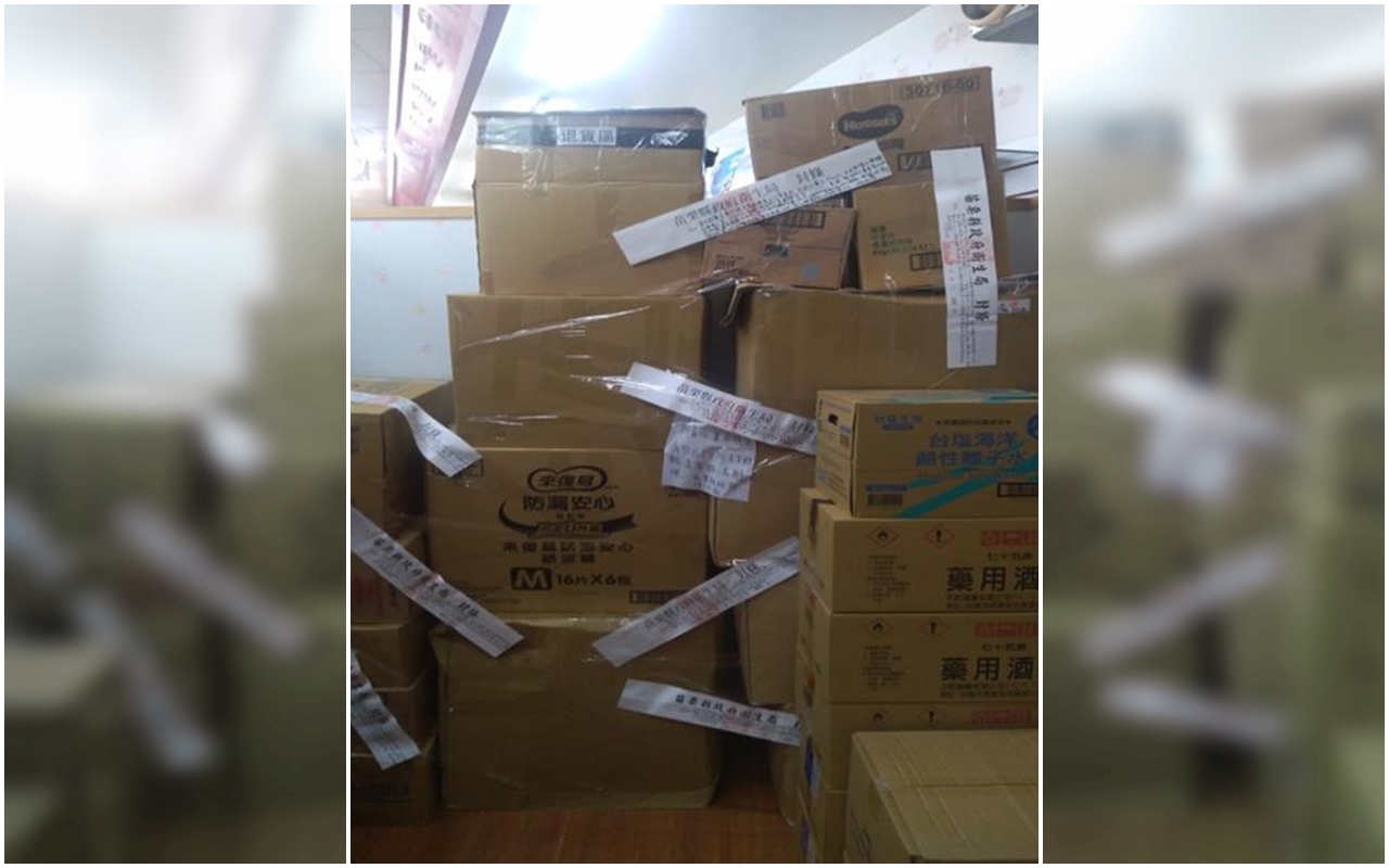 苗栗縣衛生局於合康連鎖藥局竹南分店查獲2萬8,774片違規醫療口罩，現場立即查封。（翻攝自苗栗縣政府衛生局）