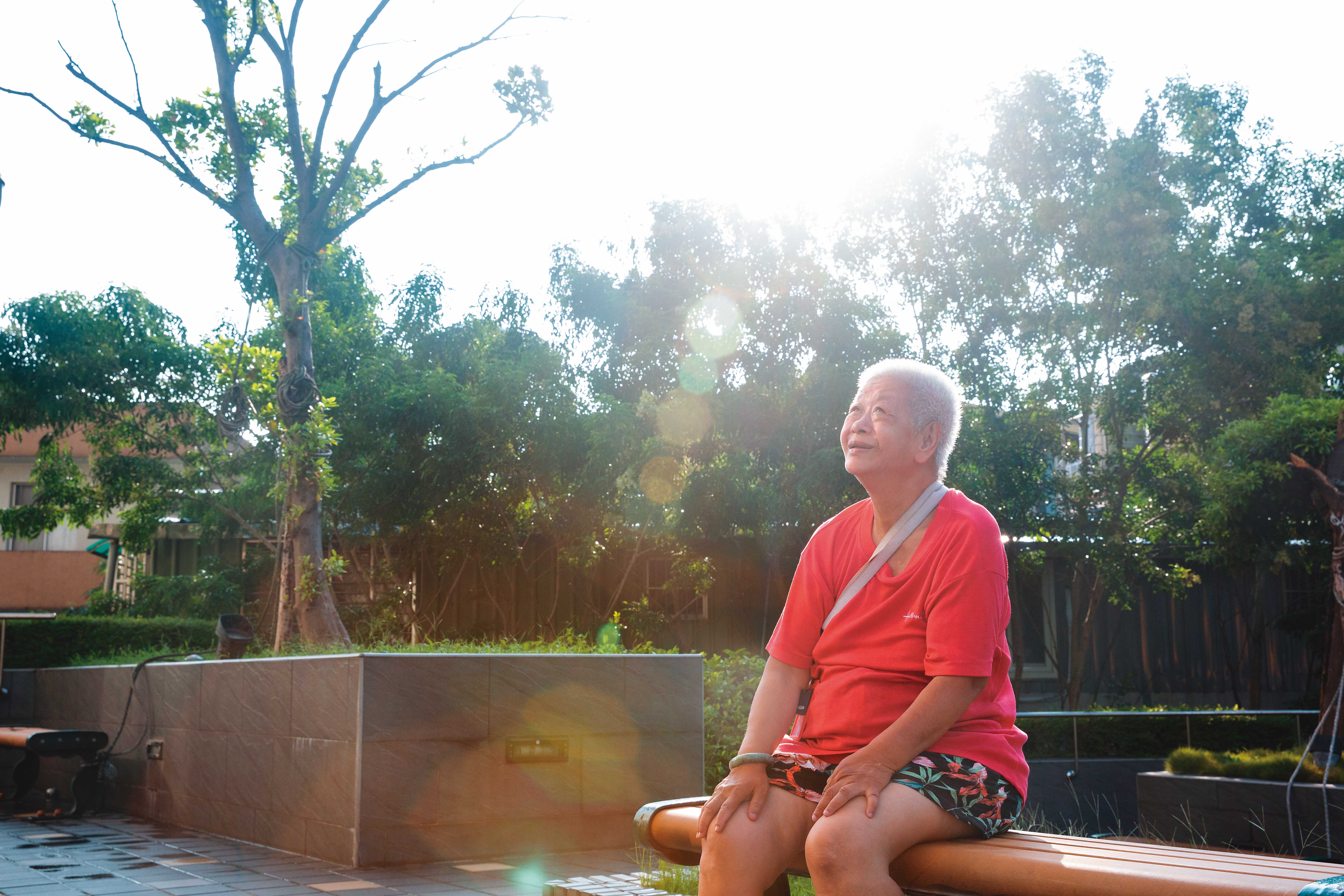 施純美雖然是阿嬤的年紀，但心思像個小孩子，她喜歡跟人聊天，喜歡用蠟筆畫畫、做手工藝，但不懂得如何打理自己的生活。