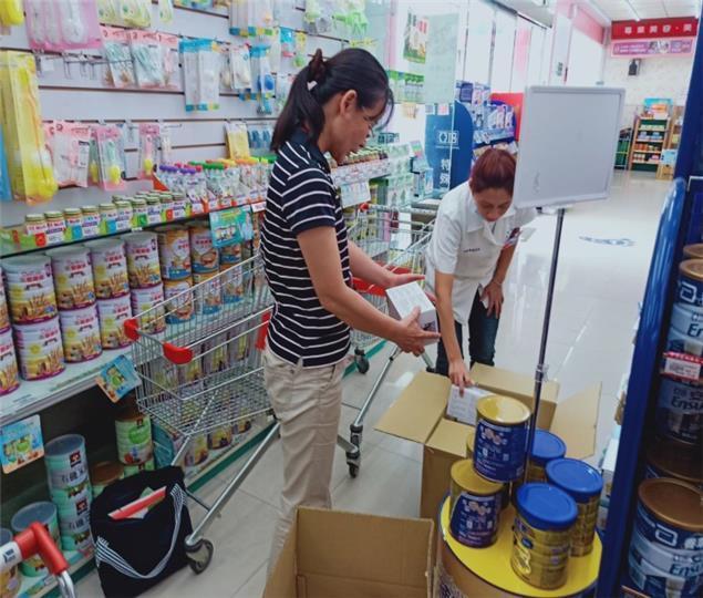 苗栗縣衛生局派員至轄區內業者稽查，於合康連鎖藥局竹南分店現場查獲民眾退貨之違規口罩。（翻攝自苗栗縣政府衛生局）