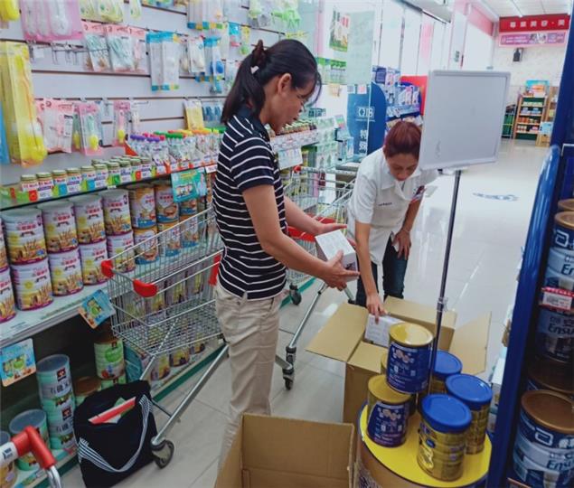 苗栗縣衛生局派員至轄區內業者稽查，於合康連鎖藥局竹南分店現場查獲民眾退貨之違規口罩。（翻攝自苗栗縣政府衛生局）