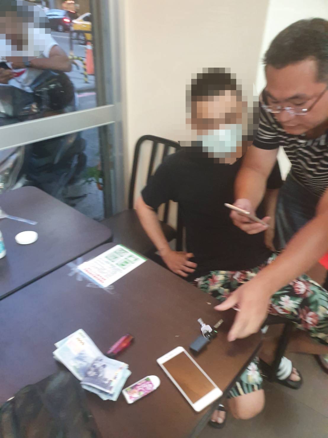 警方逮捕穿著沙灘褲的「美國帥軍官」詐騙集團成員。（翻攝畫面）