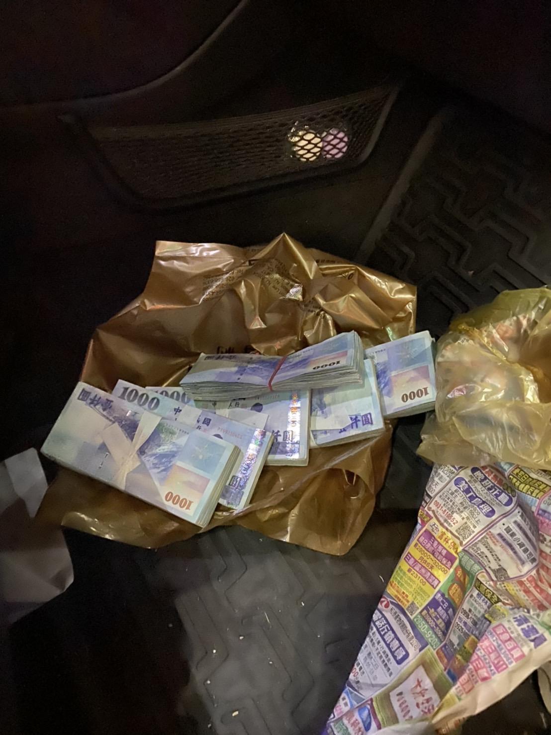 百萬奧迪自小客車中搜出106萬現金贓款。(翻攝畫面)