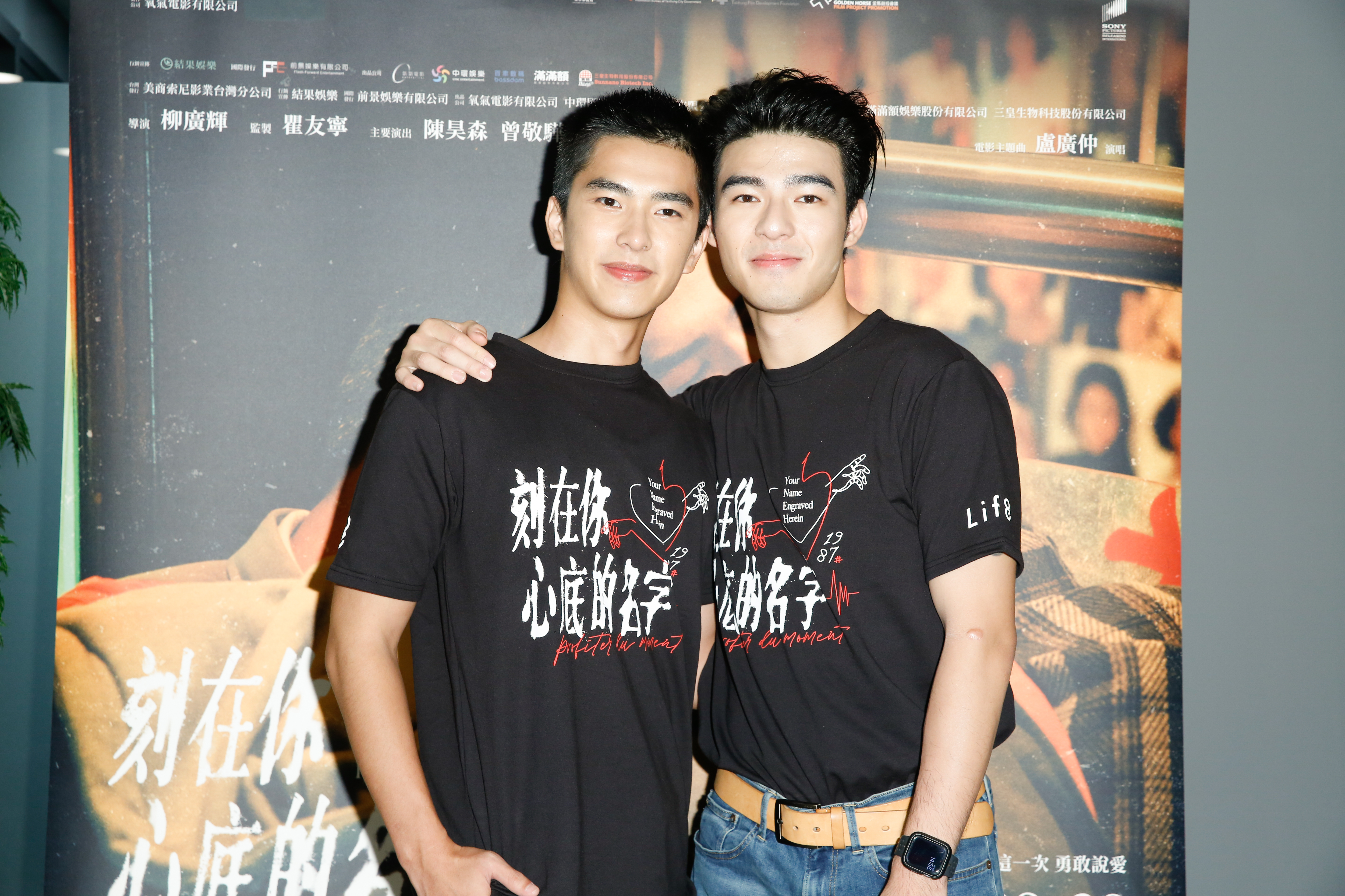 曾敬驊（左）、陳昊森（右）演出一段愛得至深的男孩戀，劇中角色所處年代封閉，當時他們沒能把愛說出口。