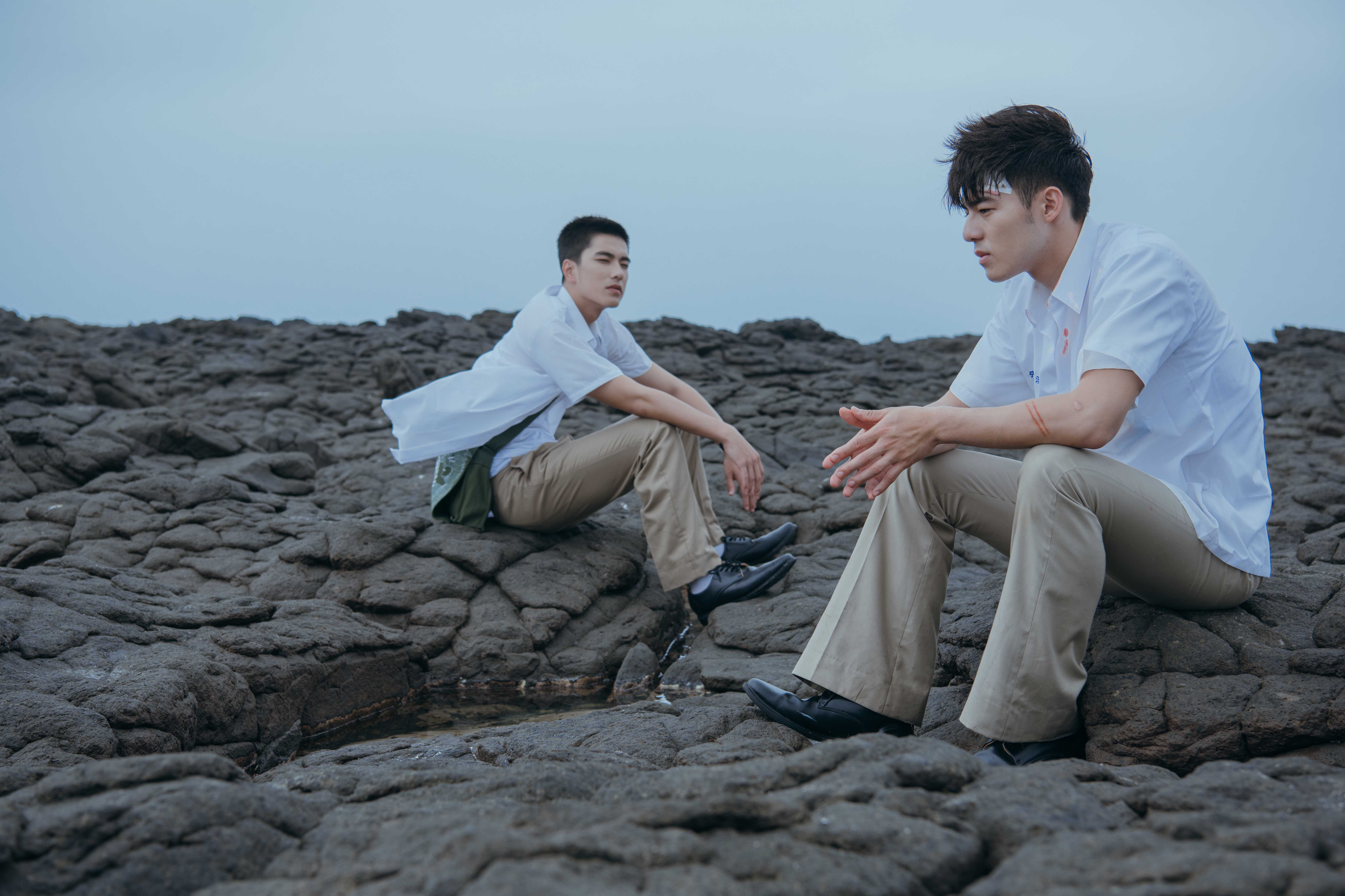 陳昊森（右）、曾敬驊（左）演出一段校園裡的男孩初戀，劇情揪心。（氧氣電影提供）