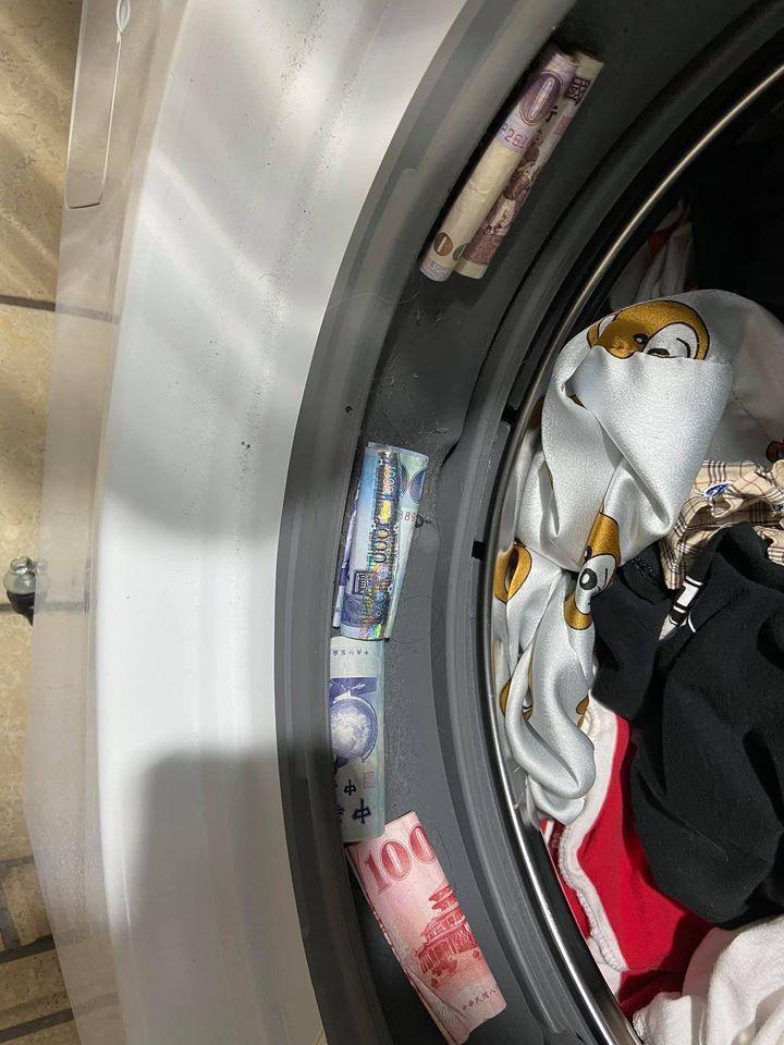 原PO再度發文,這次滾筒洗衣機裡撿到2,600元。(翻攝自臉書爆怨公社)