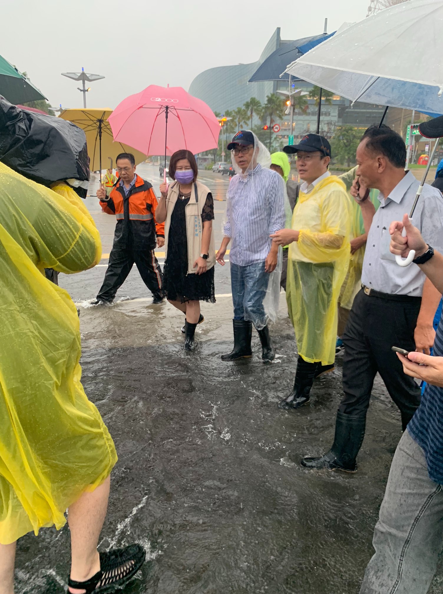 陳其邁今日一整天都在各地視察大雨所造成的淹水情況。（翻攝自臉書陳其邁）
